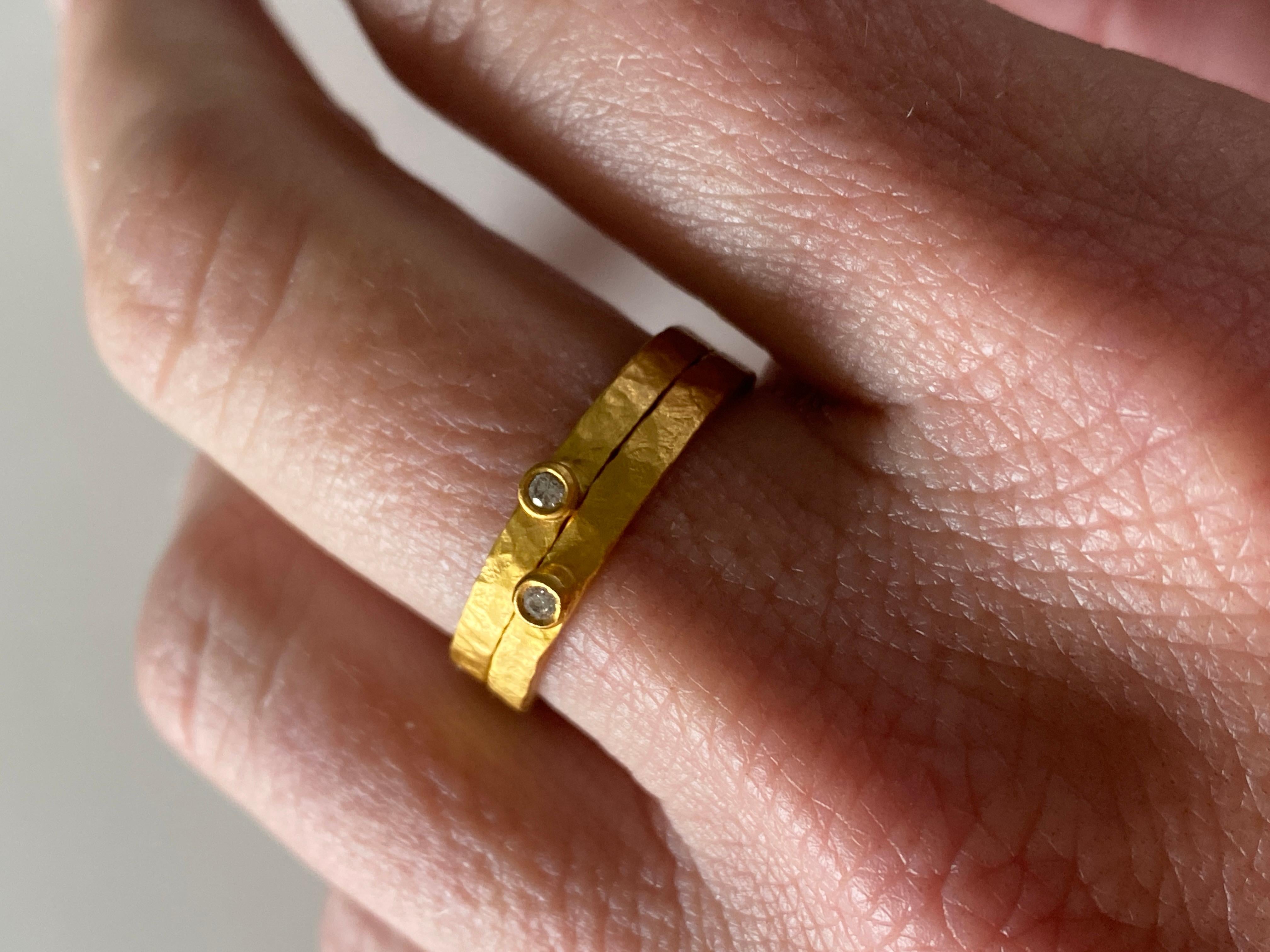 24 Karat massives Gold gehämmerte strukturierte Braut-Stacker-Ringe mit Diamant (Kunsthandwerker*in) im Angebot