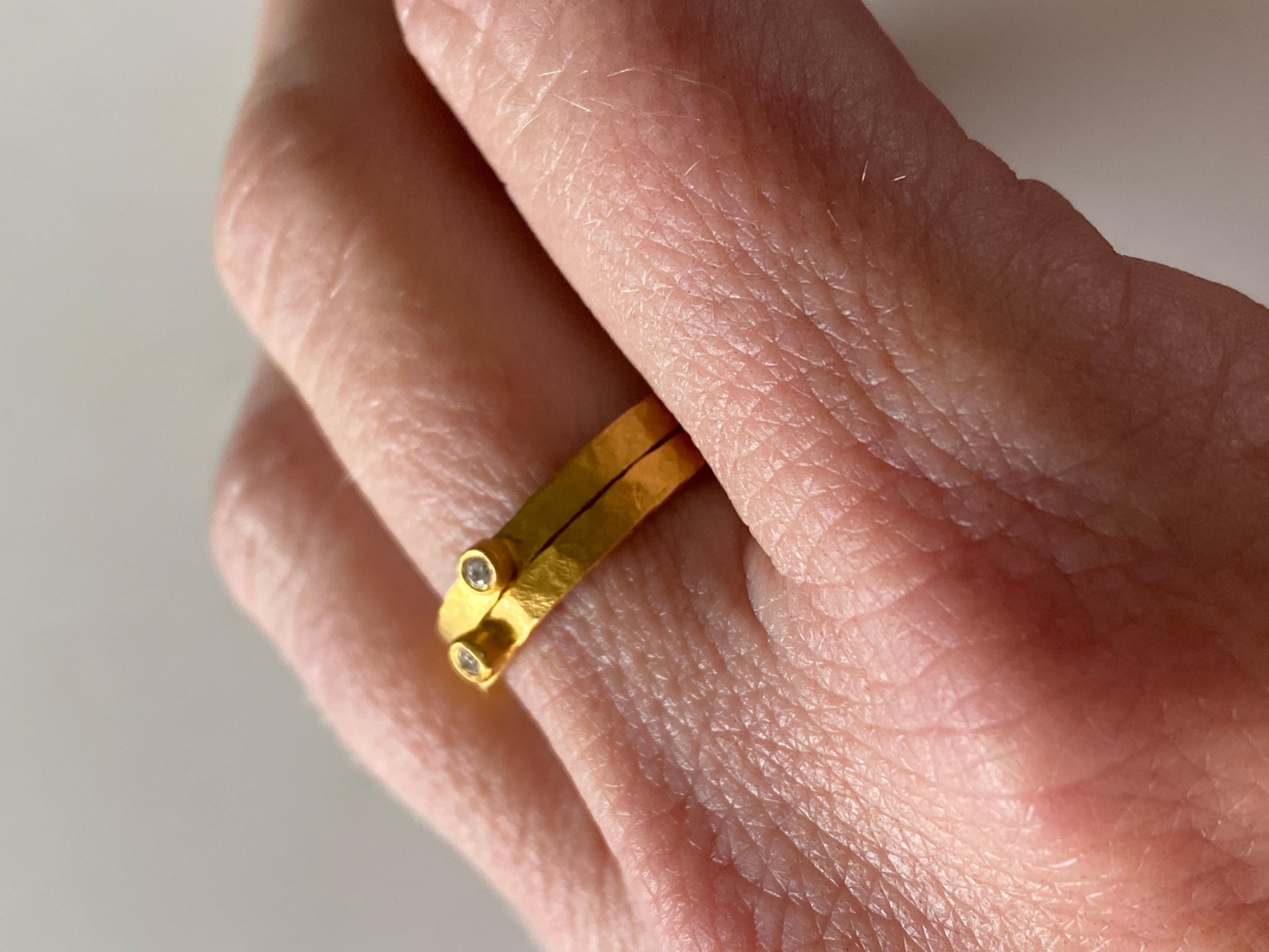 24 Karat massives Gold gehämmerte strukturierte Braut-Stacker-Ringe mit Diamant (Rundschliff) im Angebot