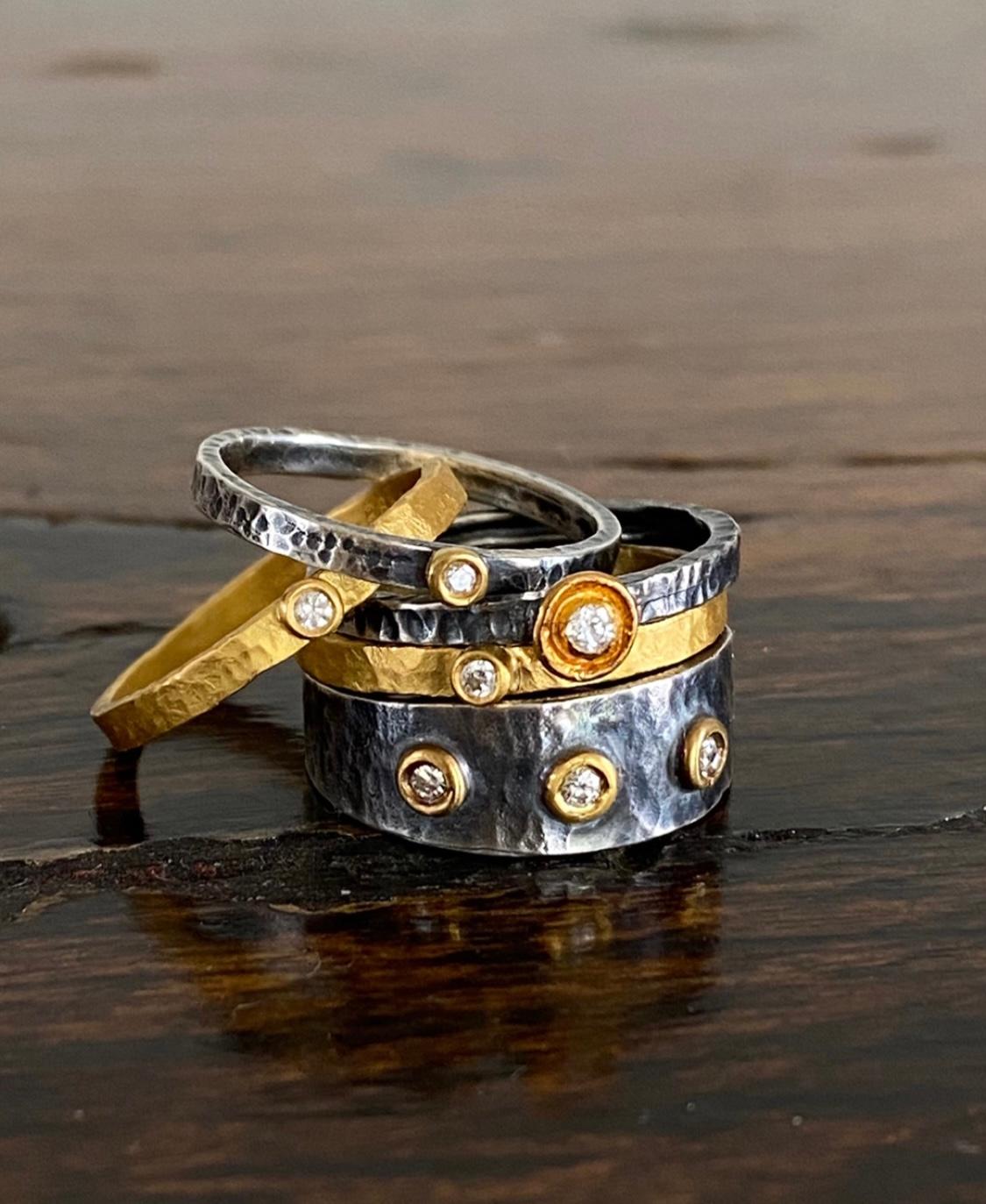 24 Karat massives Gold gehämmerte strukturierte Braut-Stacker-Ringe mit Diamant im Zustand „Neu“ im Angebot in Bozeman, MT