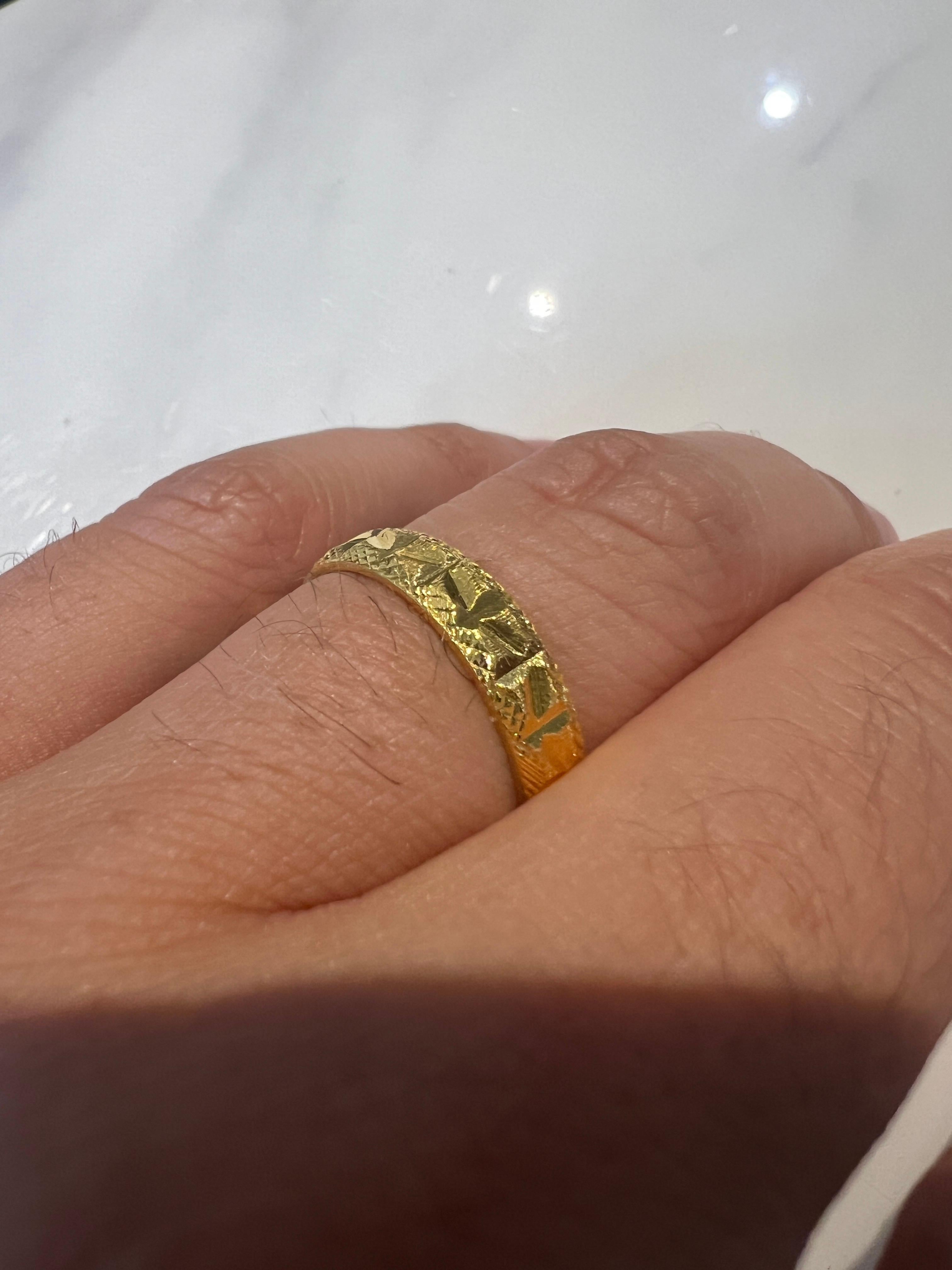 Oro giallo 24k 4,44 gr. Fascia larga siz3 7 4 mm PUR157-D. In condizioni buone in vendita a West Hollywood, CA
