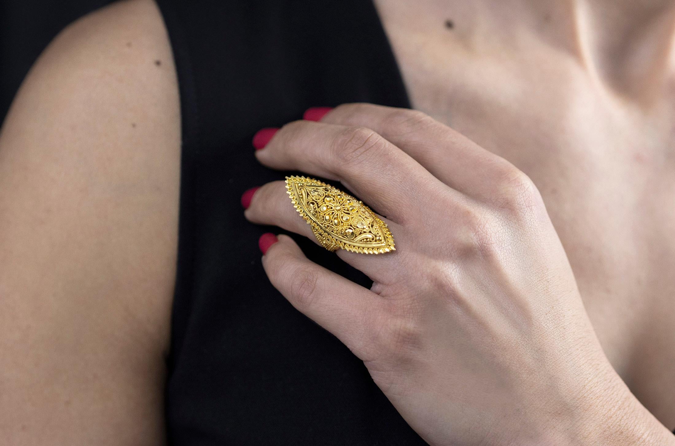 Bague à la mode en or jaune 24 carats ornée de motifs de l'Asie orientale Pour femmes en vente
