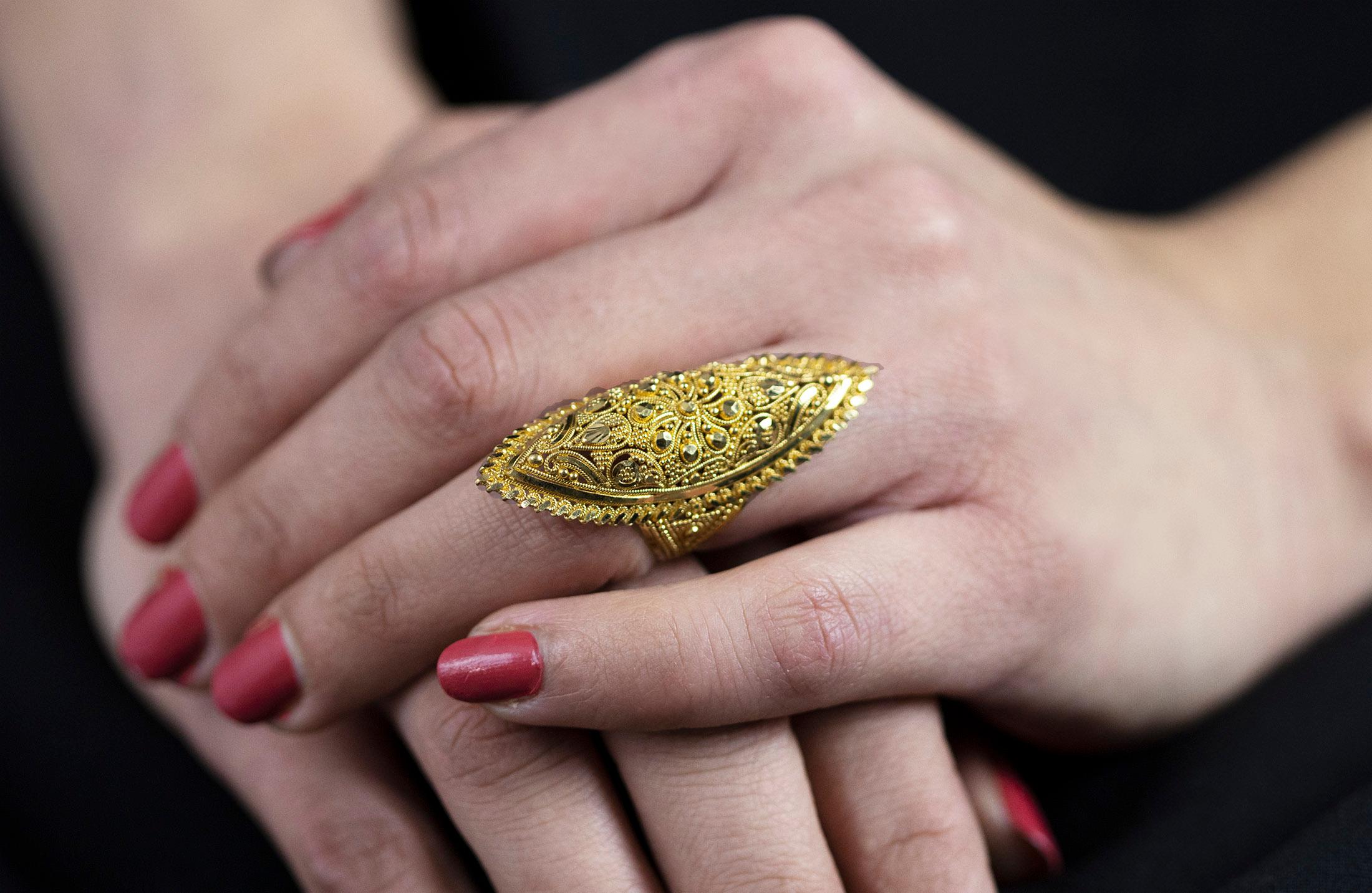 Bague à la mode en or jaune 24 carats ornée de motifs de l'Asie orientale en vente 1