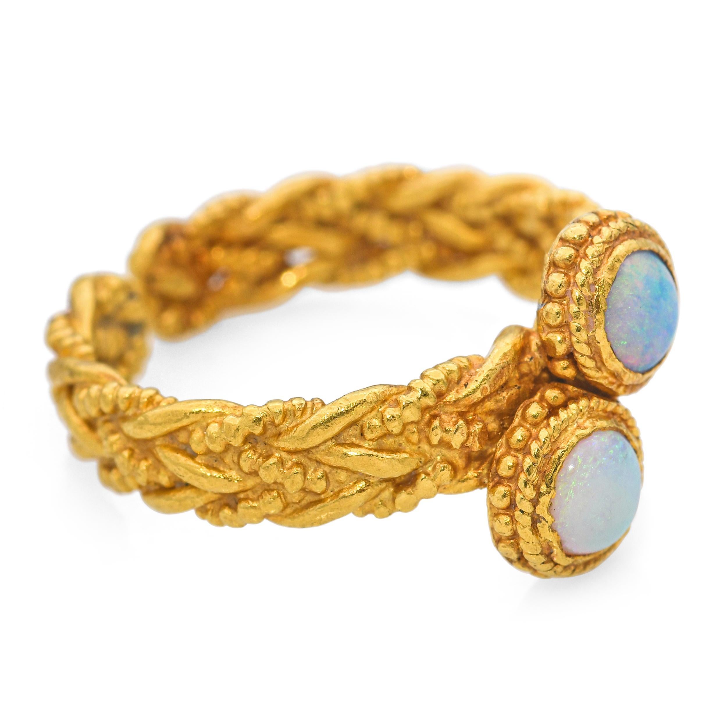 Anello Opale con gambo aperto intrecciato in oro giallo 24k in vendita 1