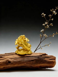 Adorno de col de oro amarillo de 24 quilates con un diseño artesanal contemporáneo