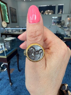 Anillo de monedas de caballo de oro amarillo de 24 quilates de Gurhan