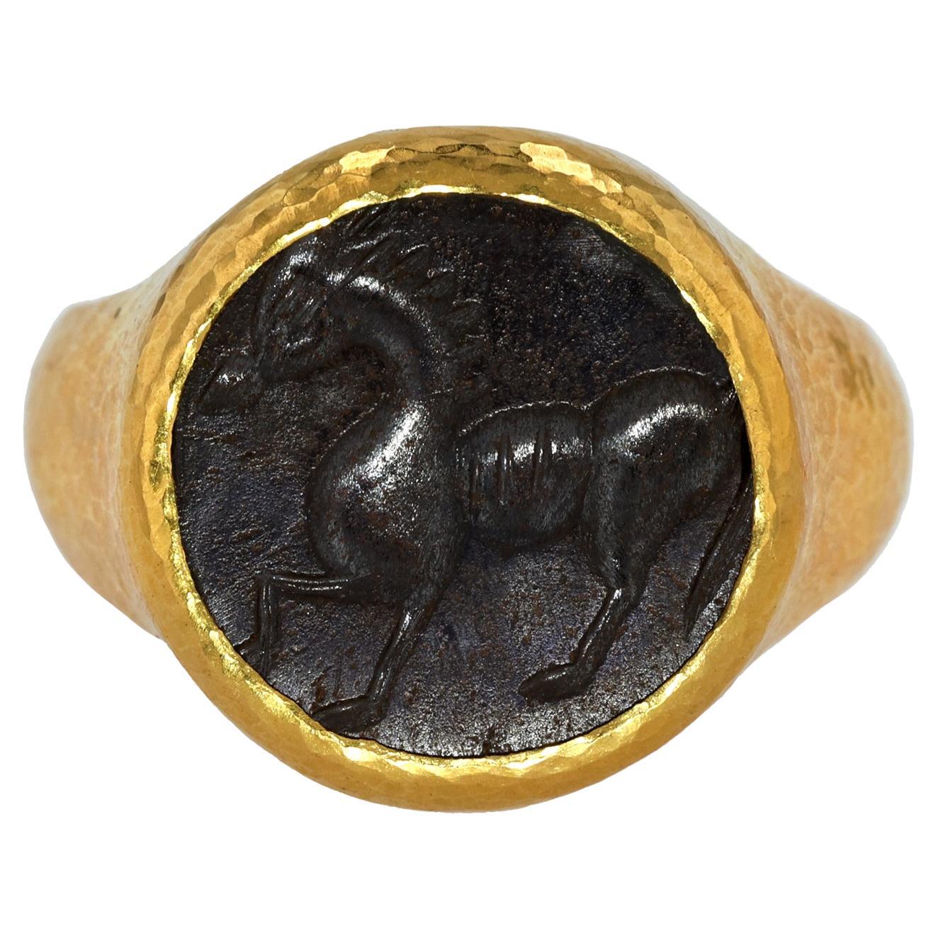 Anillo de sello con moneda de oro amarillo de 24 quilates con motivo de caballo, martillado a mano, de Gurhan