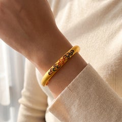 Bracciale rigido aperto in oro giallo 24k con motivo floreale smaltato