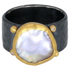 Anello in oro giallo 24 carati, argento ossidato e perle Keshi Katya "Latte" di Lika Behar