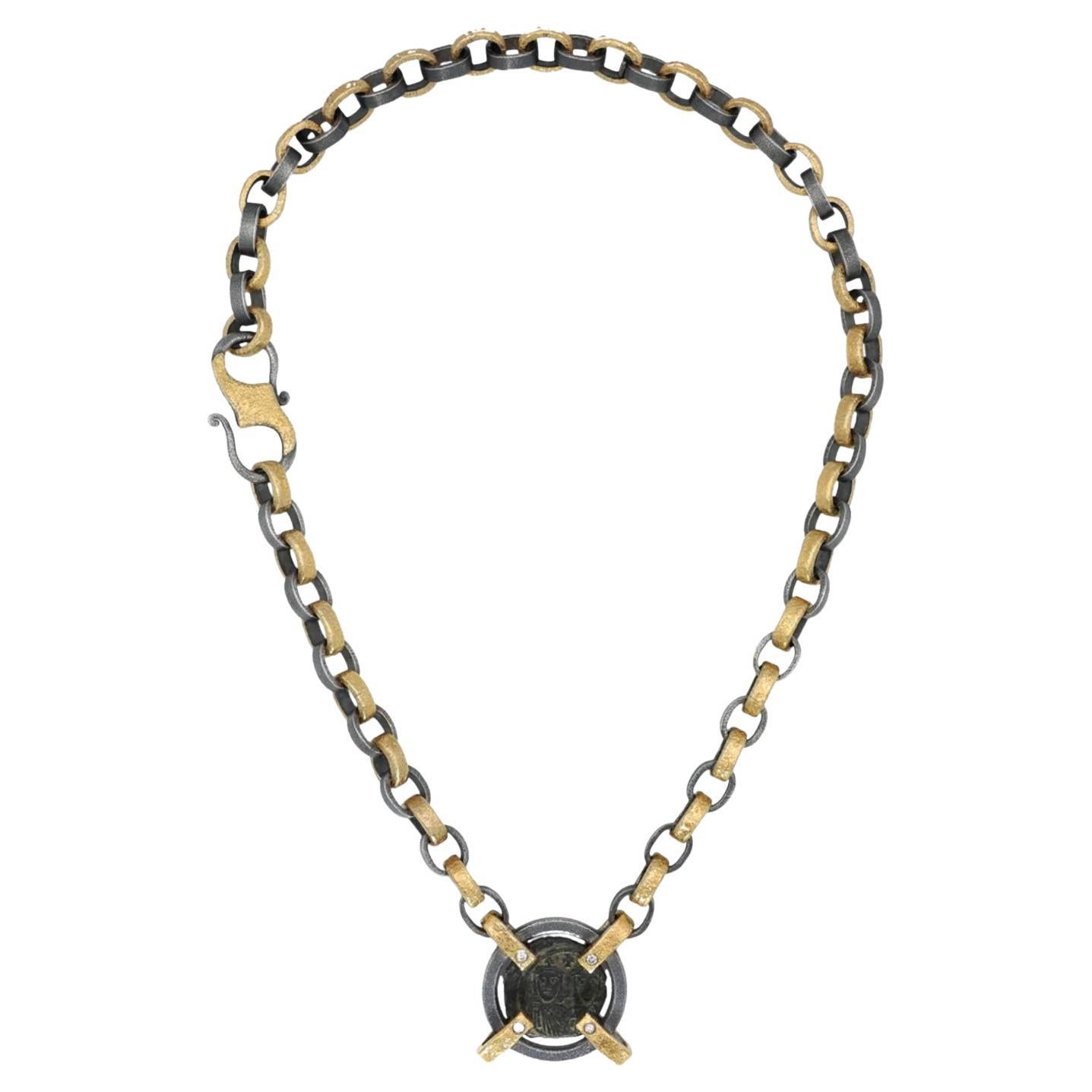 Collana in oro giallo 24K e argento sterling di Bora con ciondolo a forma di moneta antica
