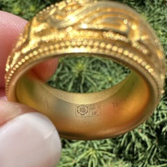 Breiter Ring aus 24-karätigem Gelbgold mit sich drehendem Motiv aus chinesischen Schriftzeichen und Drachen in der Mitte, Größe 9