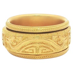 Breiter Ring aus 24-karätigem Gelbgold mit sich drehendem Motiv aus chinesischen Schriftzeichen und Drachen in der Mitte, Größe 9