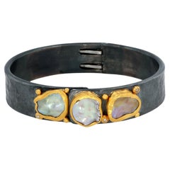Bracciale in argento 24K YG, argento ossidato, perle Keshi e diamanti di Lika Behar