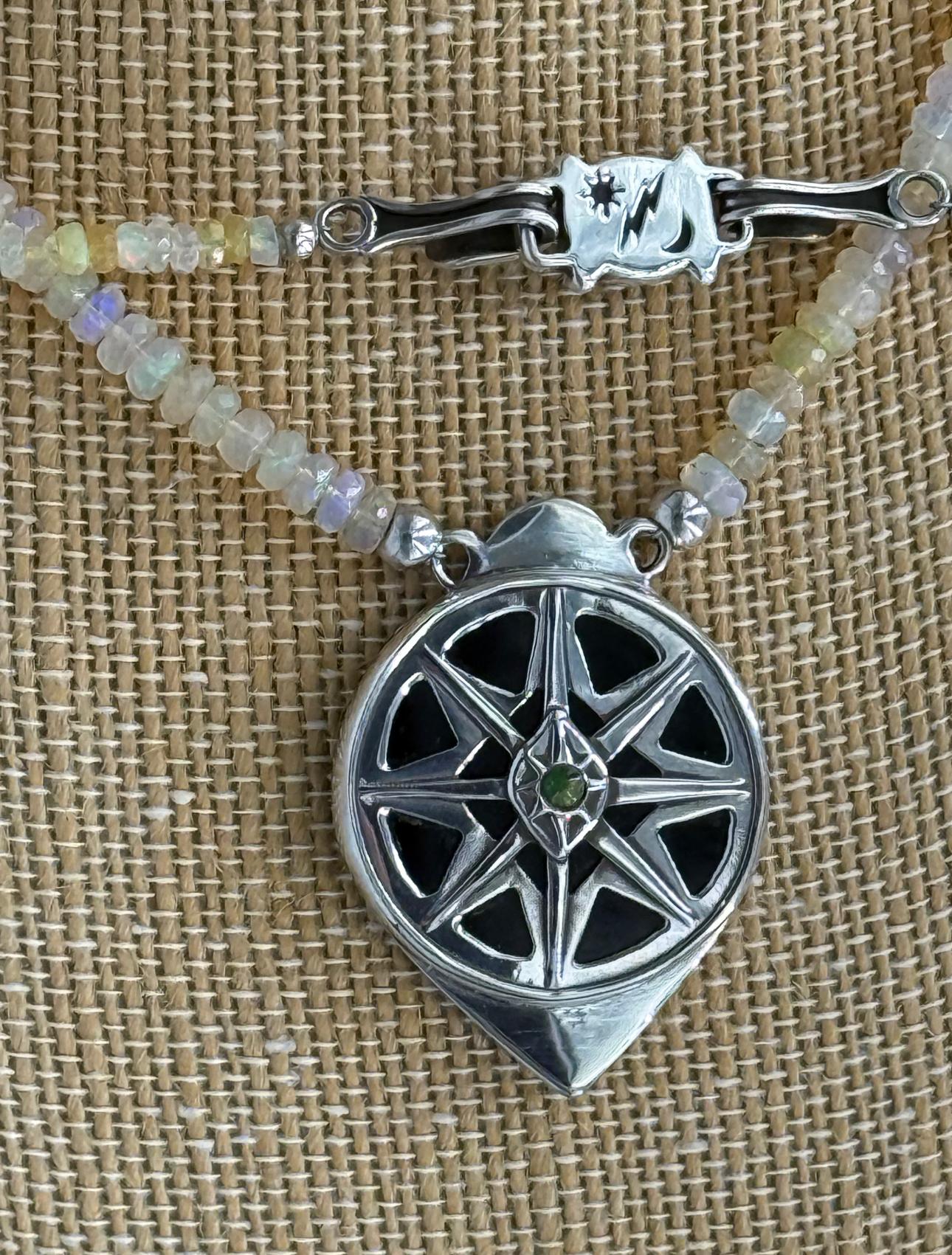 Artista Ciondolo Heyoka Merrifield a due lati in oro 24 e 18 carati, argento, opale e onice in vendita