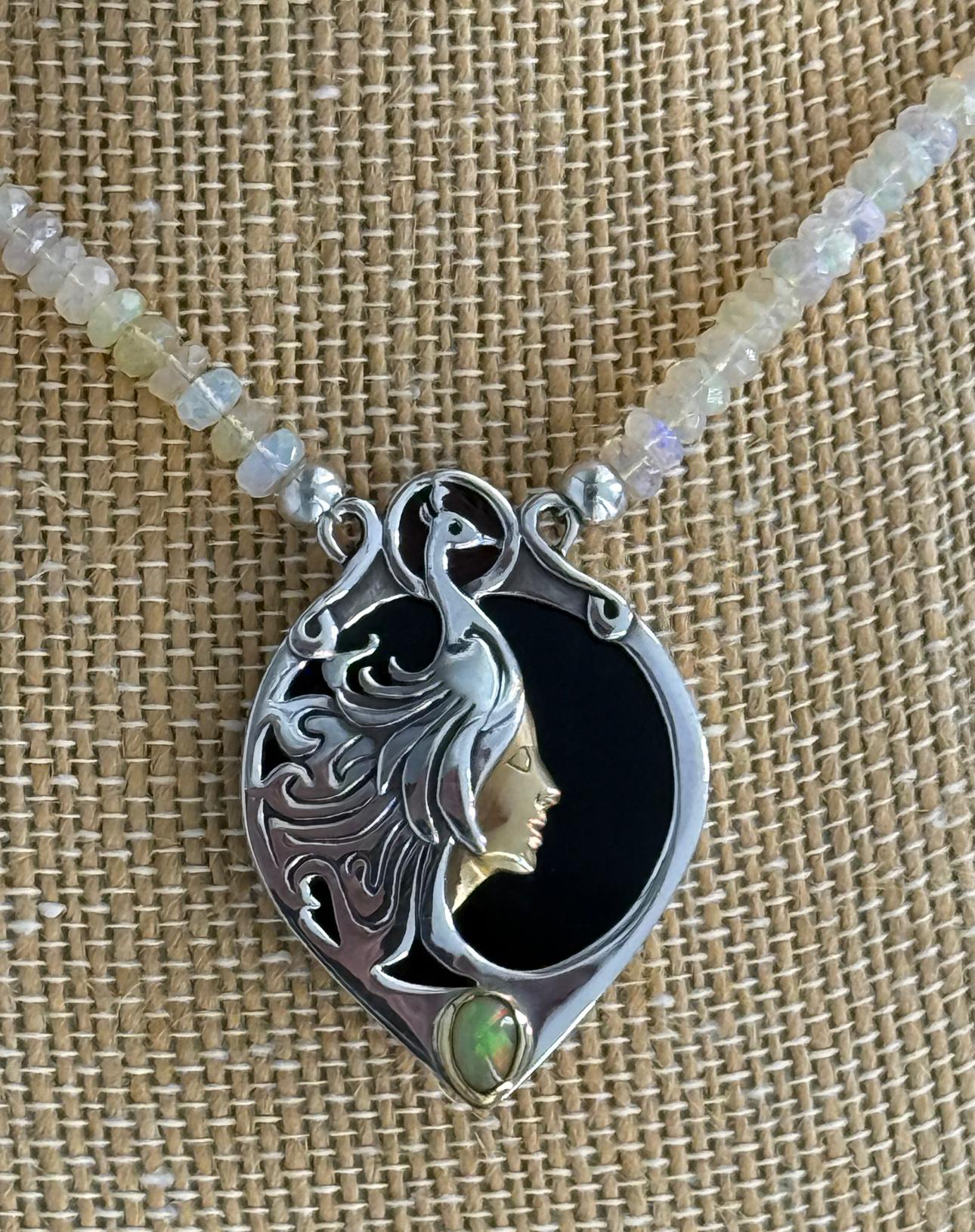 Cabochon Ciondolo Heyoka Merrifield a due lati in oro 24 e 18 carati, argento, opale e onice in vendita