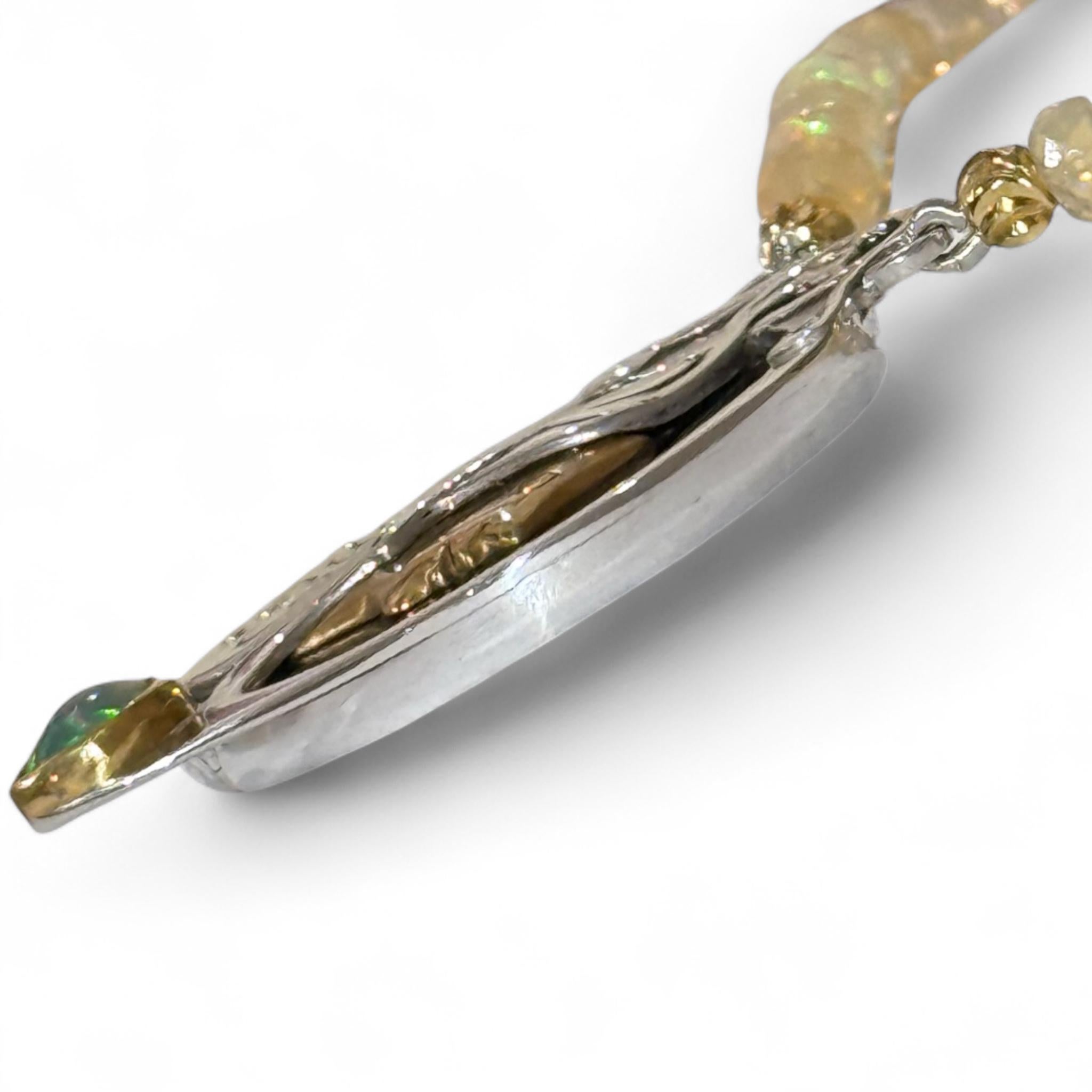 Donna Ciondolo Heyoka Merrifield a due lati in oro 24 e 18 carati, argento, opale e onice in vendita