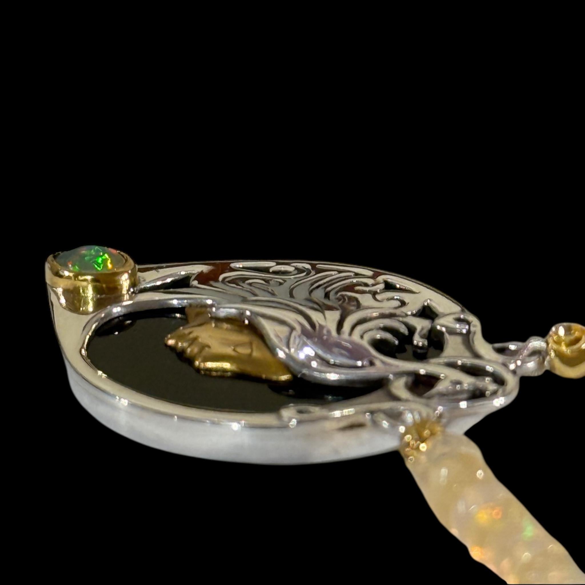 Ciondolo Heyoka Merrifield a due lati in oro 24 e 18 carati, argento, opale e onice in vendita 1