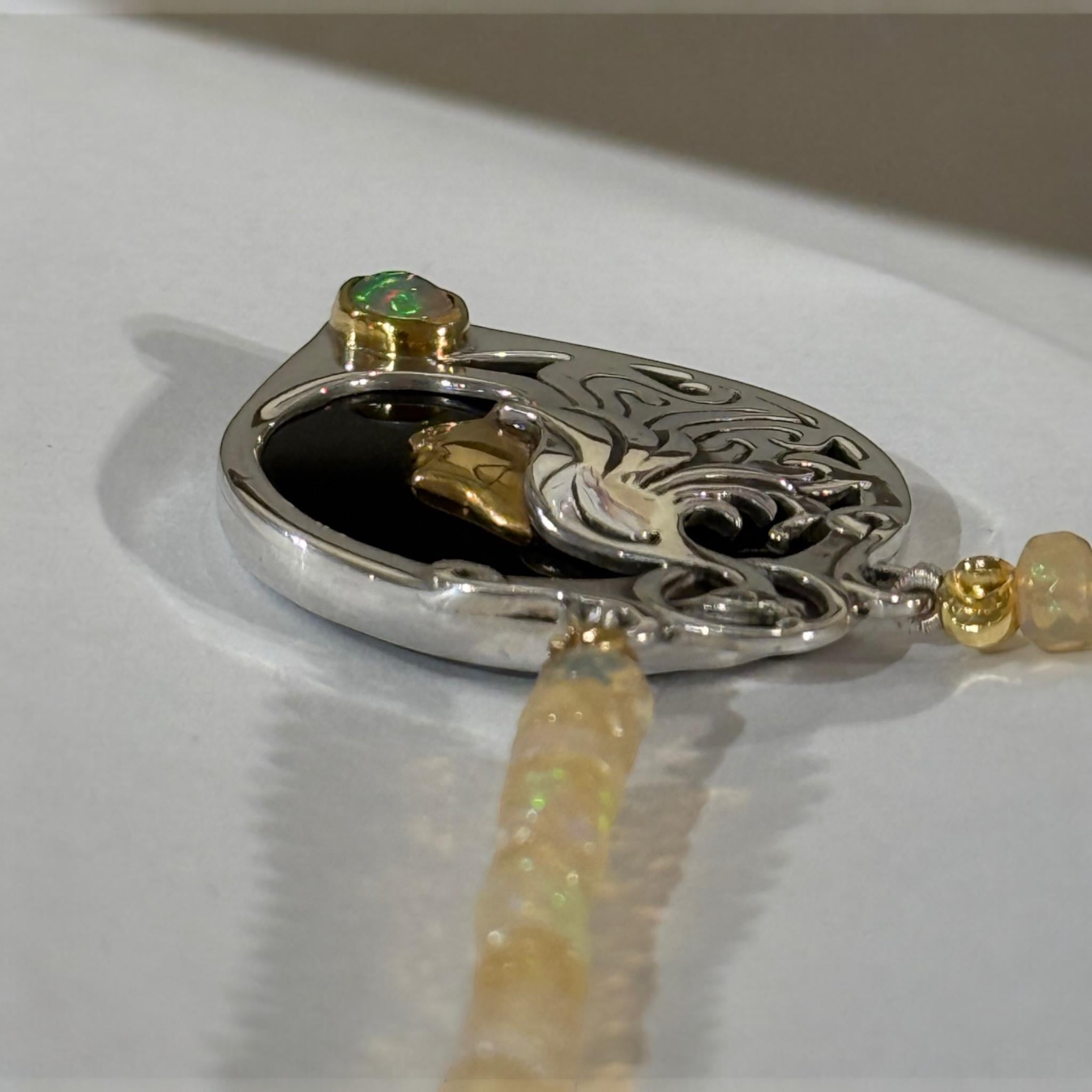 Ciondolo Heyoka Merrifield a due lati in oro 24 e 18 carati, argento, opale e onice in vendita 2