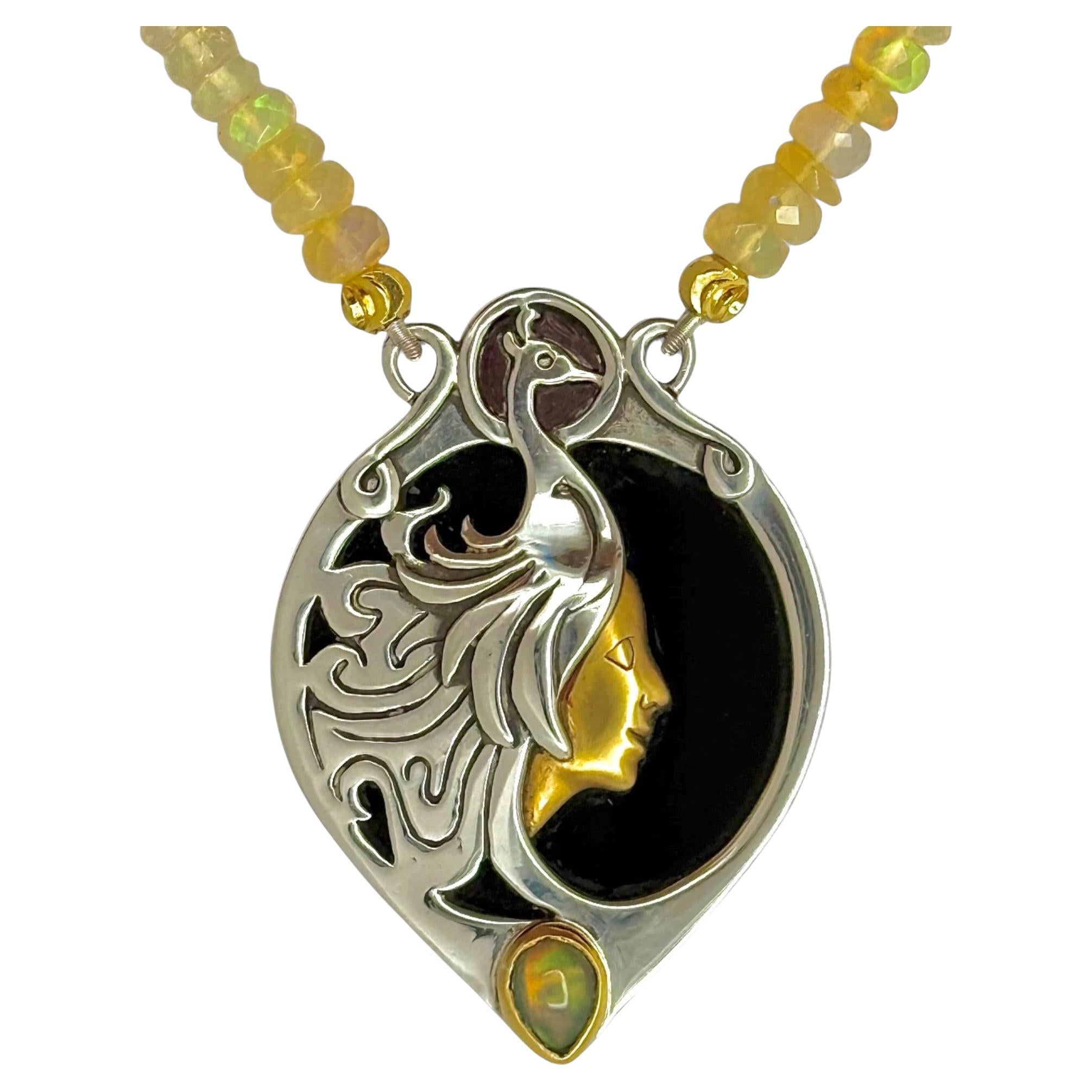 Ciondolo Heyoka Merrifield a due lati in oro 24 e 18 carati, argento, opale e onice