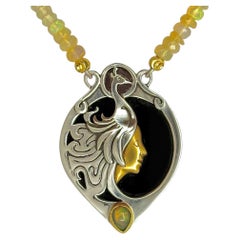 Ciondolo Heyoka Merrifield a due lati in oro 24 e 18 carati, argento, opale e onice