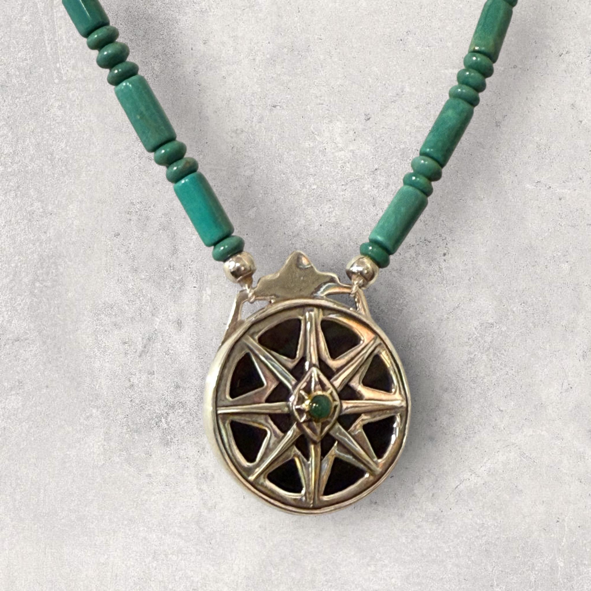 24kt e 18kt, Argento, Smeraldo, Onice e Turchese Heyoka Merrifield 2-SIDEDPendente In condizioni Nuovo in vendita a Rimrock, AZ