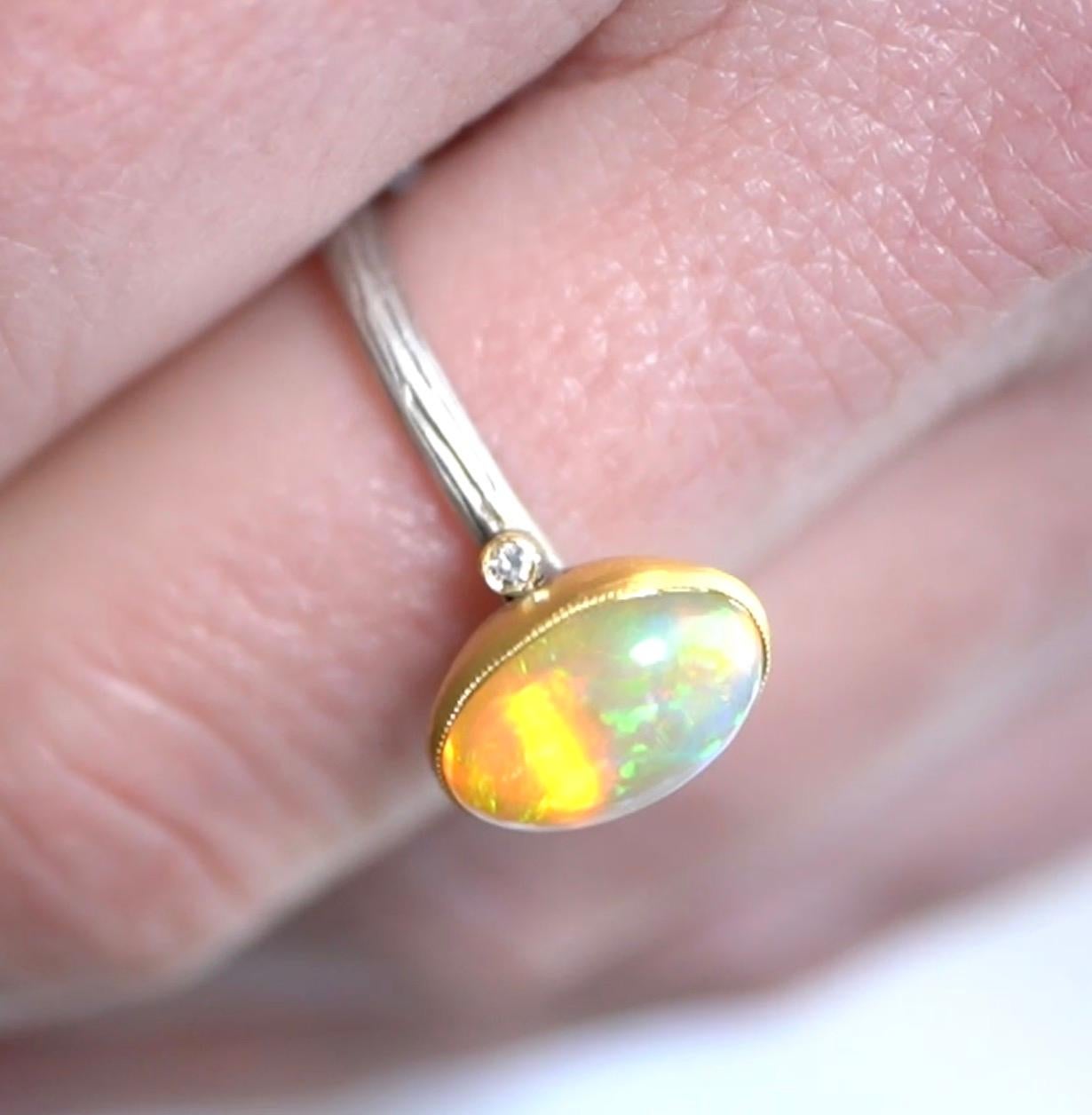 Anillo de Ópalo Nacarado Ovalado de Oro y Plata de 24 Quilates con Diamantes Laterales Contemporáneo en venta