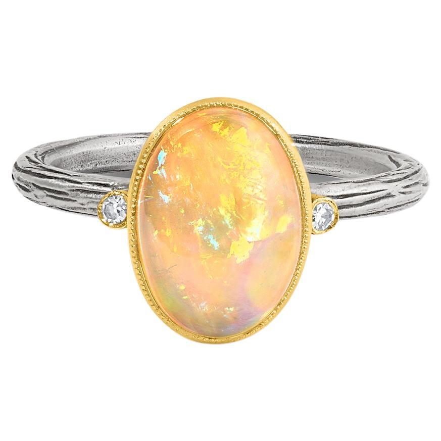 Ovaler, perlmuttfarbener Opalring aus 24-karätigem Gold und Silber mit seitlichen Diamanten