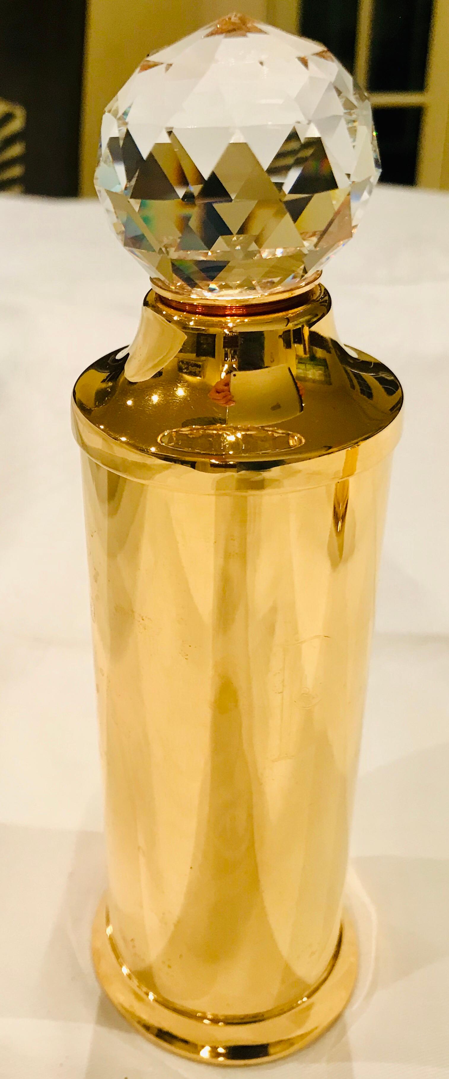 24-karat gold-plated solid brass salt shaker and pepper grinder, with large Swarovski crystals a-top each one is pure Hollywood glam. 

Pepper grinder is 7.5” high by 2.25” in diameter, where the salt shaker is 4-5/8” high by 2.25” in diameter.



 
