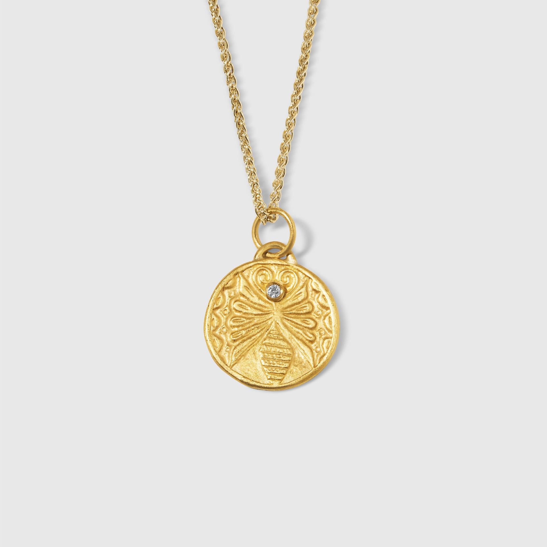 Taille ronde Collier à breloques en or massif 24Kt avec pendentif en forme d'abeille ancienne et diamant en vente