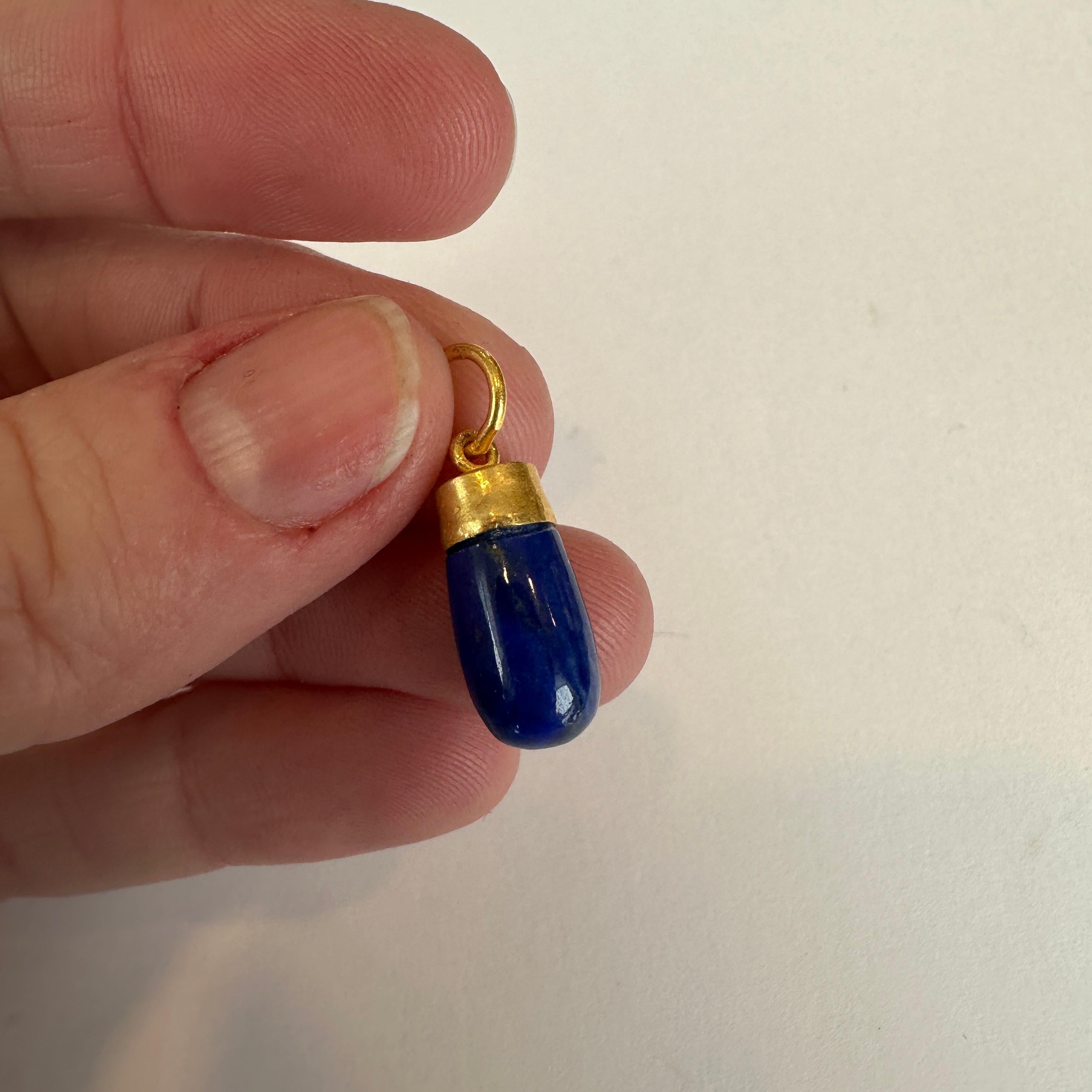 Taille ronde Collier à breloques en or jaune 24kt 7.00ct Lapis Lazuli Drop Charm Necklace en vente