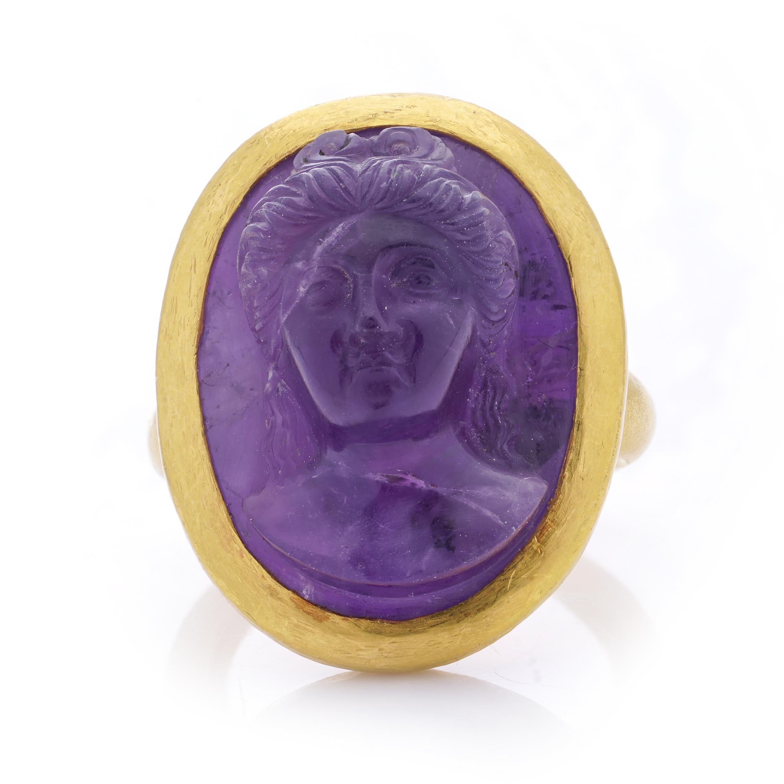  24kt. yellow gold carved amethyst intaglio ring with a woman's portrait In Good Condition For Sale In Braintree, GB