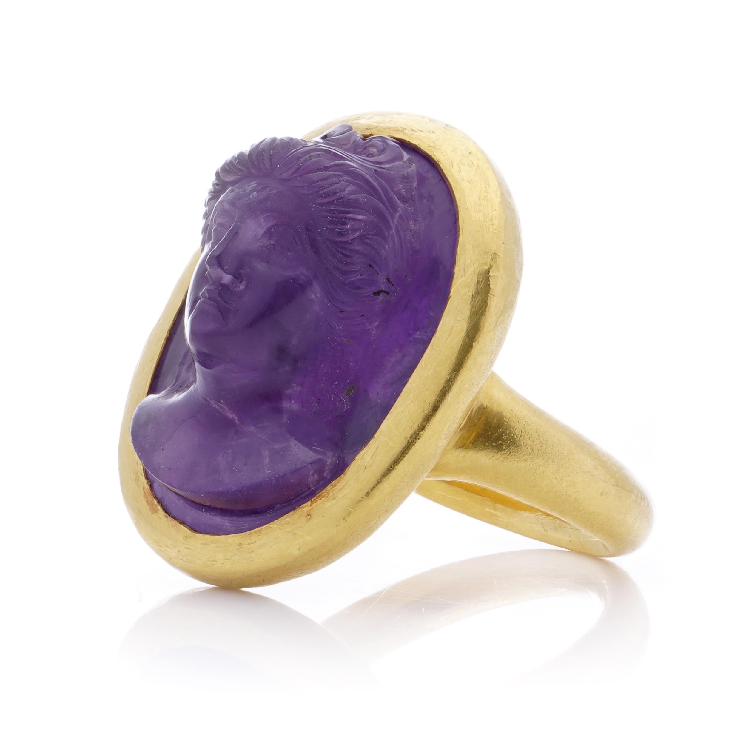  24kt. yellow gold carved amethyst intaglio ring with a woman's portrait For Sale 1