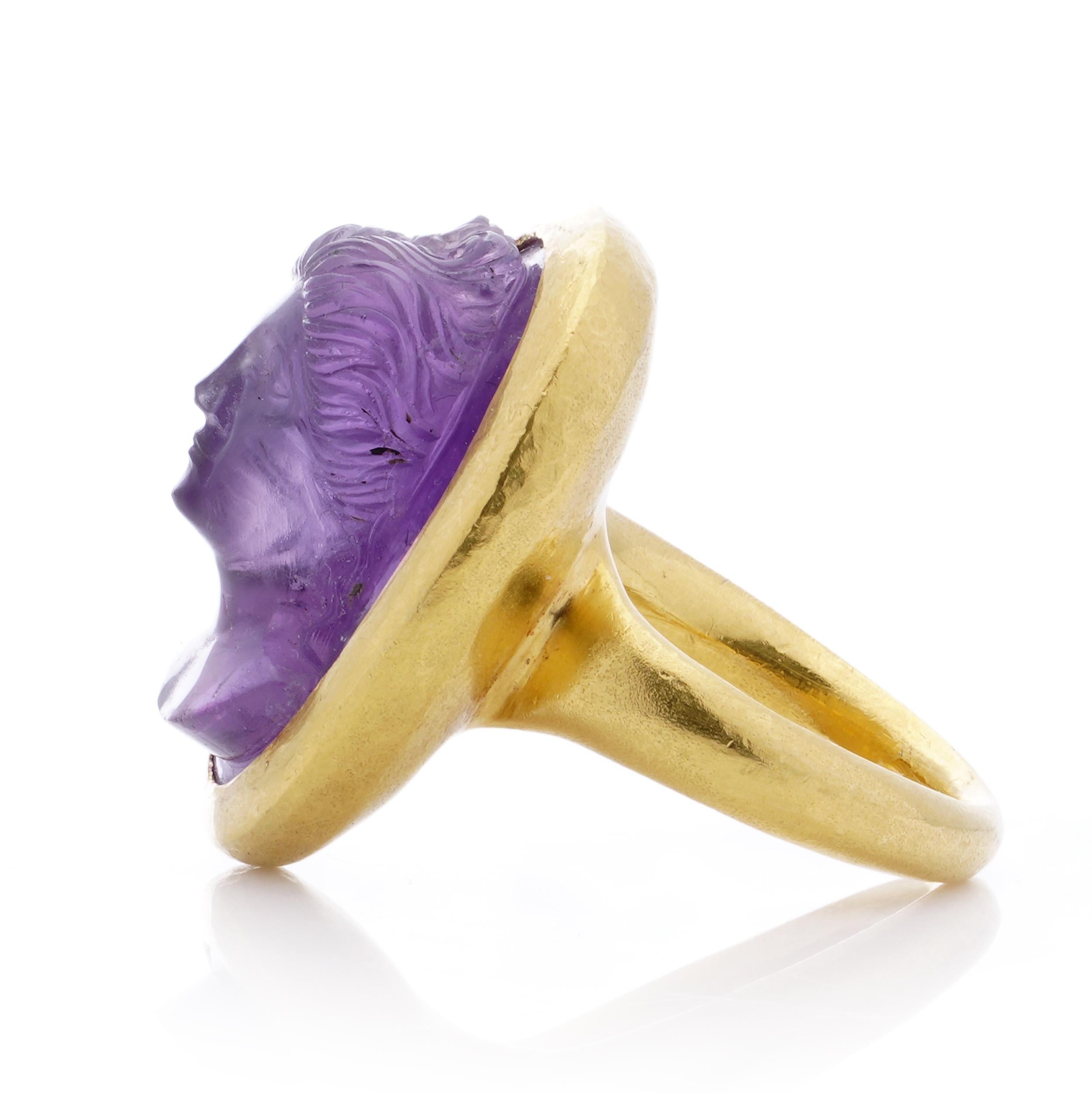 24kt. yellow gold carved amethyst intaglio ring with a woman's portrait For Sale 2