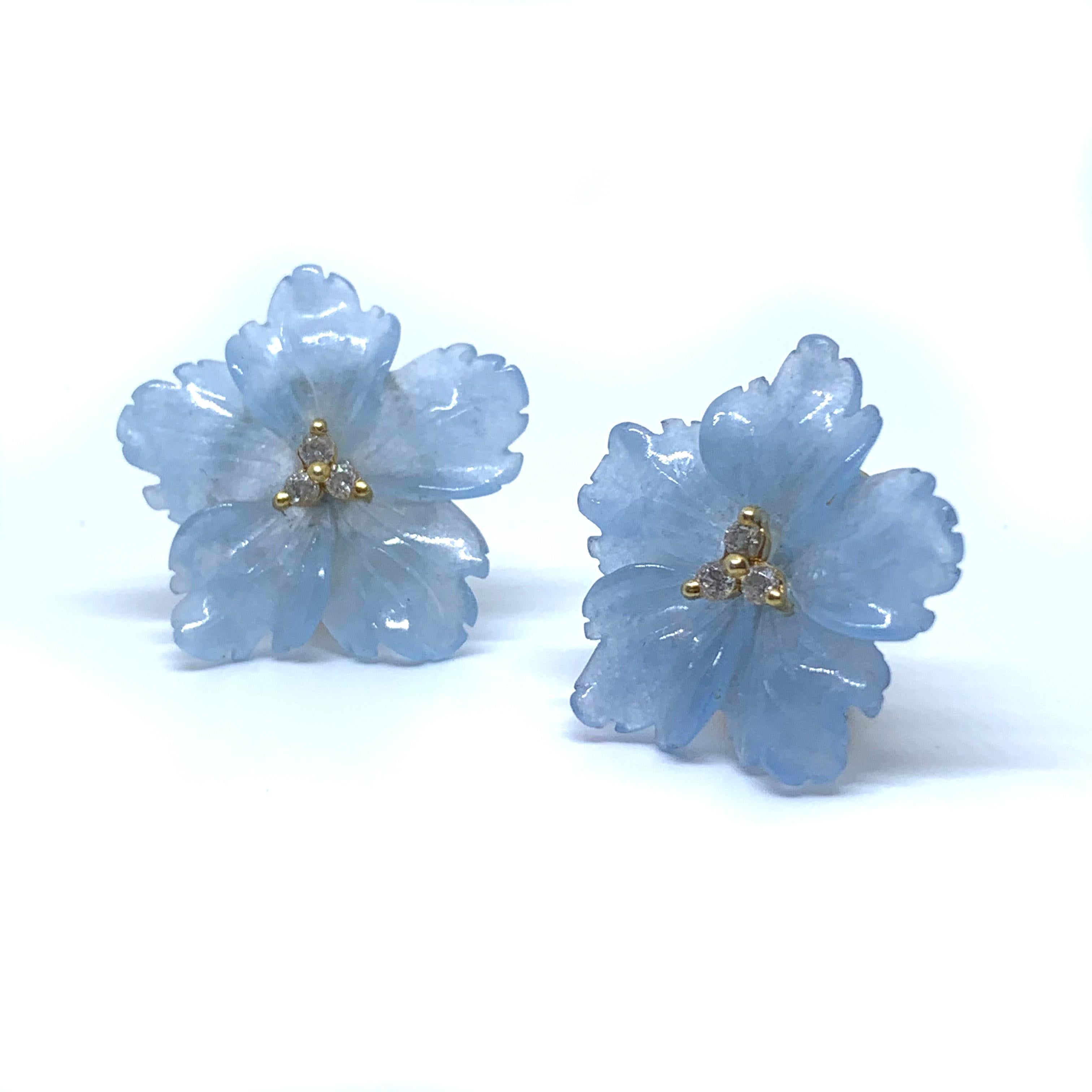 Boucles d'oreilles élégantes en vermeil avec fleurs en quartzite bleu sculpté, 24 mm

Cette magnifique paire de boucles d'oreilles présente un quartzite bleu de 24 mm sculpté en une magnifique fleur en 3D, orné de diamants simulés ronds au centre,