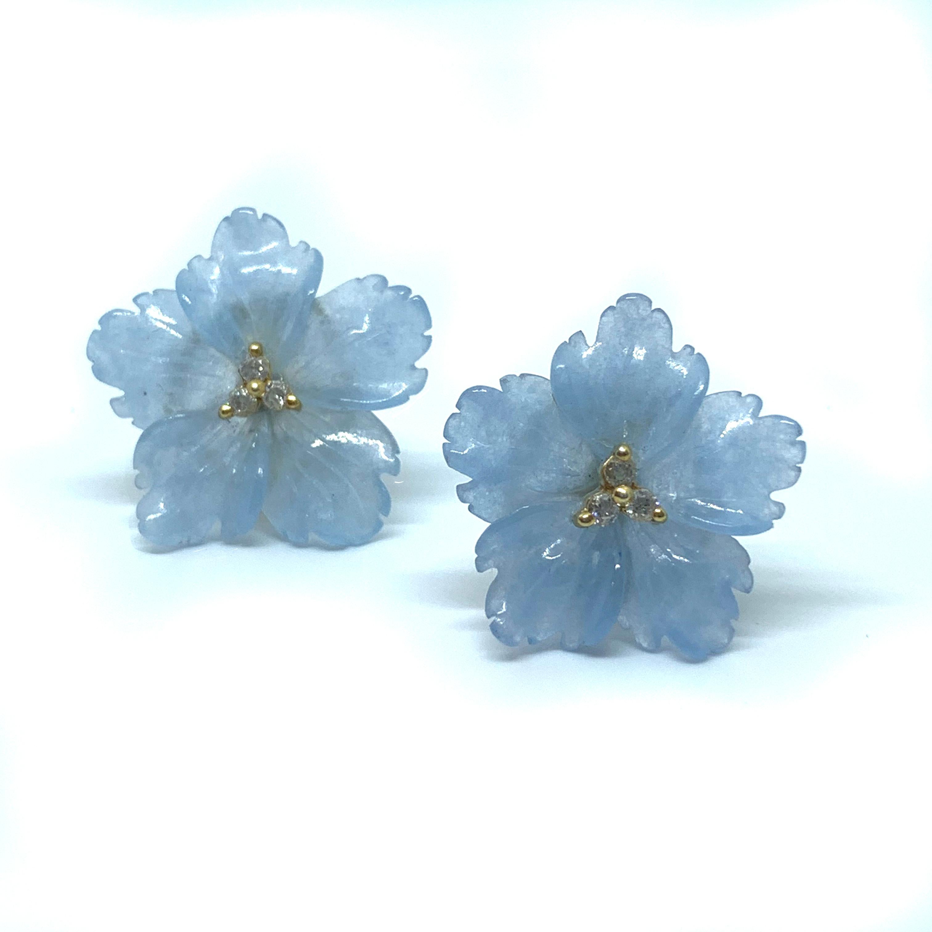 Taille mixte Boucles d'oreilles en vermeil avec fleur en quartzite bleue sculptée de 24 mm en vente