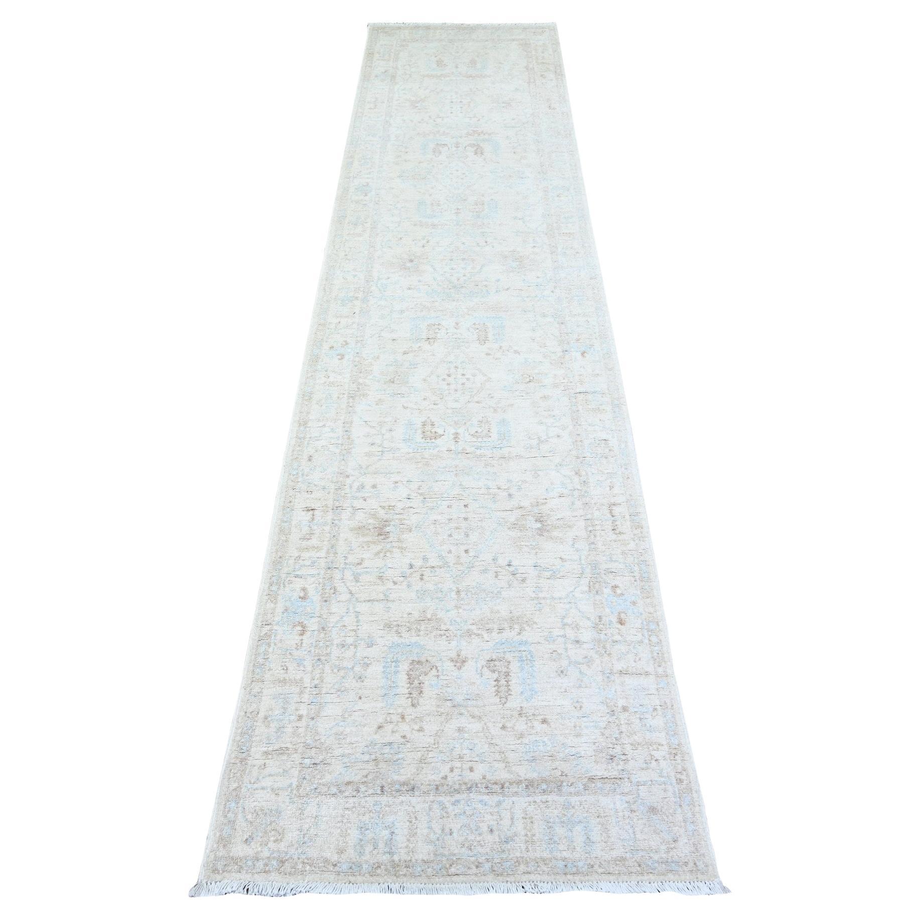 2'4"x10'2" Keramik Elfenbein Weiß Wash Peshawar Wolle Handgeknüpfter Läufer