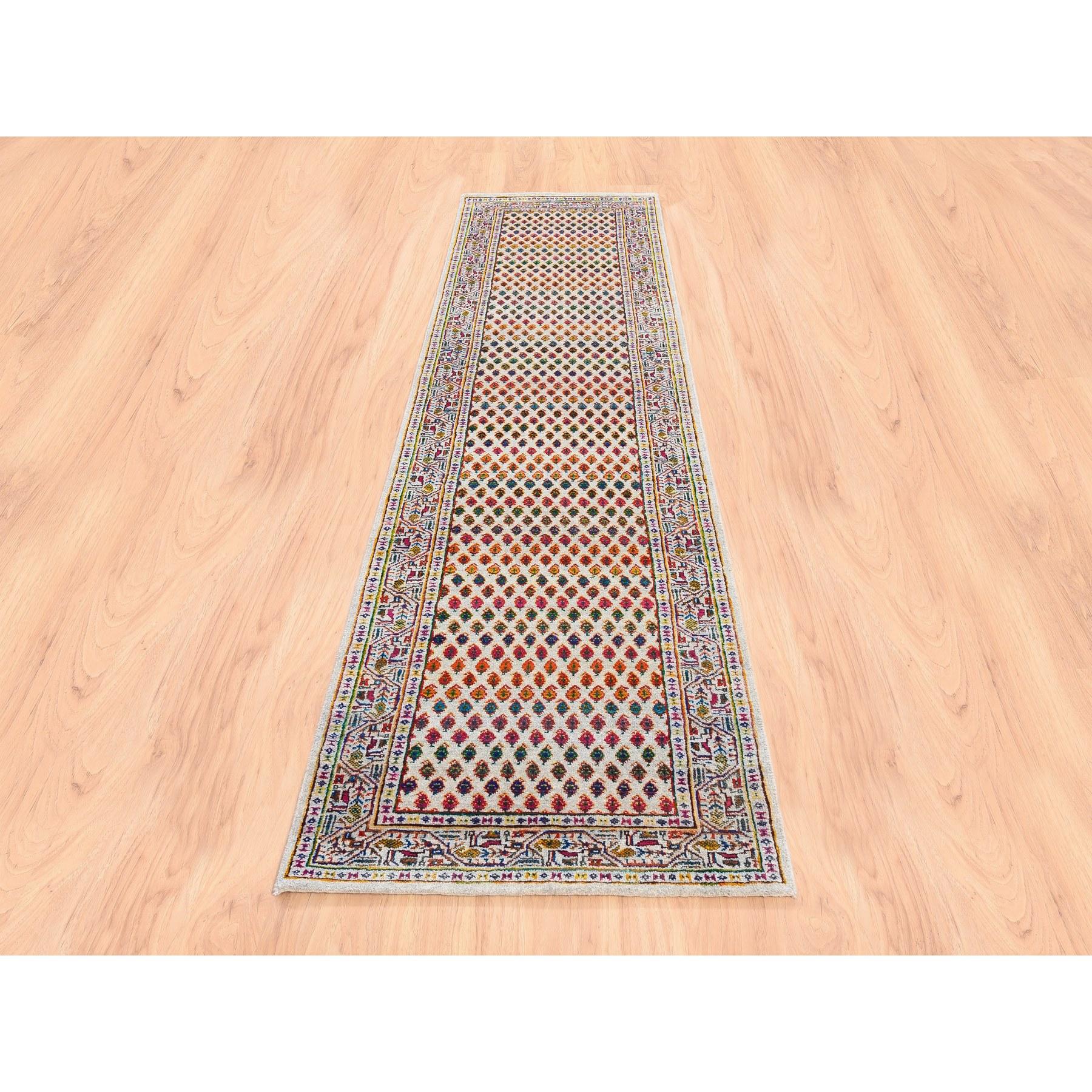 Si tratta di un autentico tappeto runner orientale annodato a mano in lana e seta sari di ispirazione Sarouk Mir con bordi multipli. È stato annodato per mesi e mesi secondo le secolari tecniche di tessitura persiana.
Materiali primari: Lana e seta