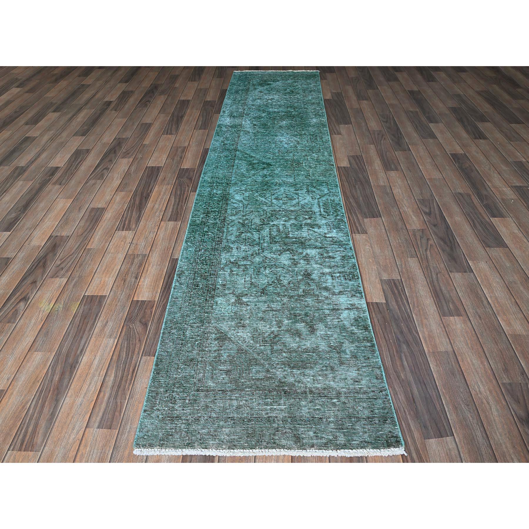 Verde bottiglia, Tabriz persiano d'epoca sovratinto, consumato e rovinato, annodato a mano, 100% lana, lati ed estremità fissati professionalmente, tosatura bassa, frammento, runner stretto, Tappeto orientale
Materiali primari: Lana
Lattice: No Pile