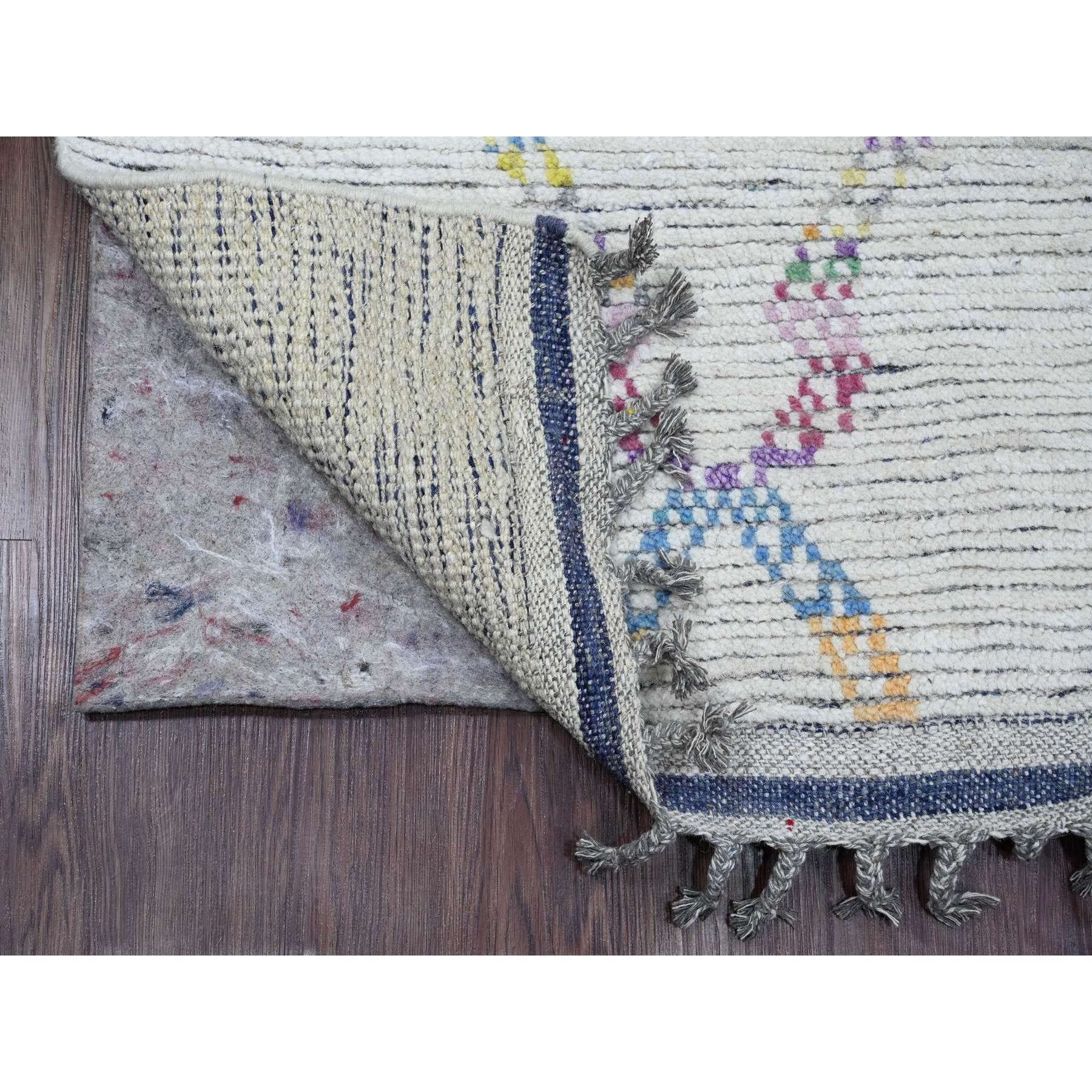 Oyster White, trama marocchina con motivi geometrici colorati, vello strutturato, lana morbida, annodato a mano, runner, tappeto orientale
Materiali primari: Lana
Lattice: No Pile 
altezza: 0,25 pollici
Stile: Tradizionale
Colore primario: