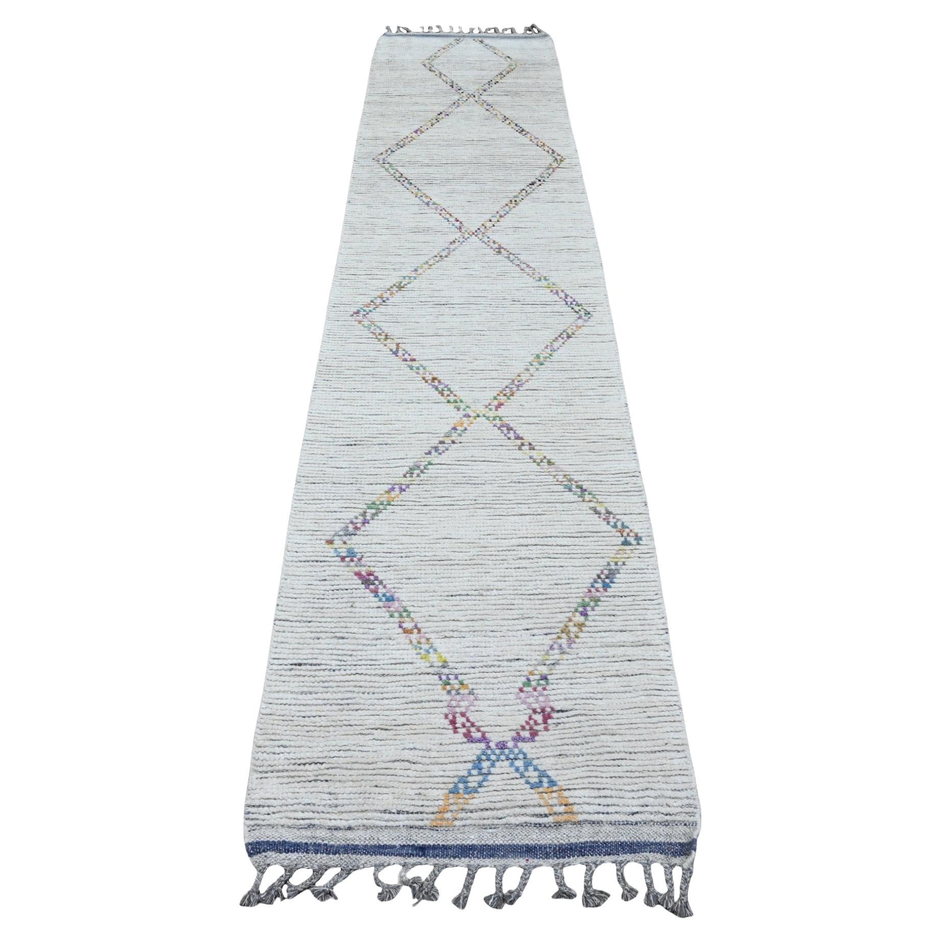 Tappeto Runner in lana annodato a mano con motivo geometrico in Whiting (2'4 "x10'7") in vendita