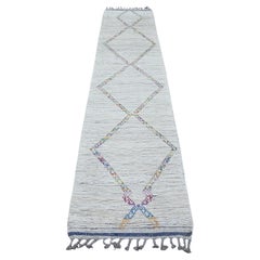 Tappeto Runner in lana annodato a mano con motivo geometrico in Whiting (2'4 "x10'7")