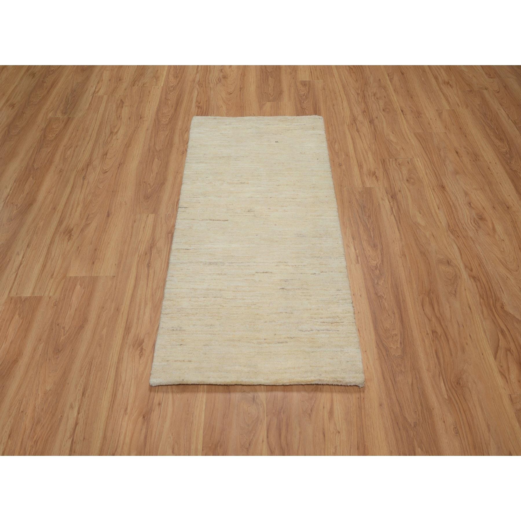 Parchment White, Modern, Lori Buft Gabbeh, Thick and Plush, Pure Wool, Plain Design, Hand Knotted, Runner, Oriental Rug
Matières premières : Laine
Latex : Pas de poils 
hauteur : 0,25 pouces
Style : Contemporain
Couleur primaire : Ivoire
Couleurs