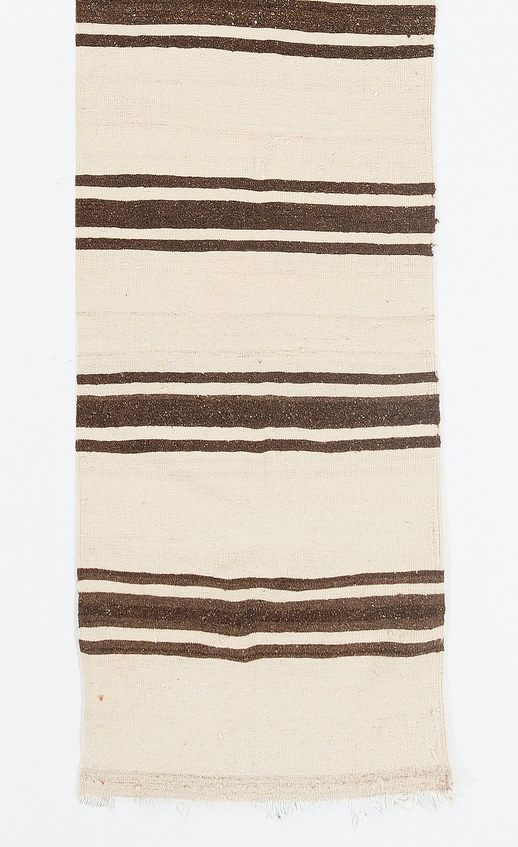 Tissé à la main Tapis de couloir Kilim rayé vintage fait à la main en laine naturelle non teintée 2,4x15 Ft en vente