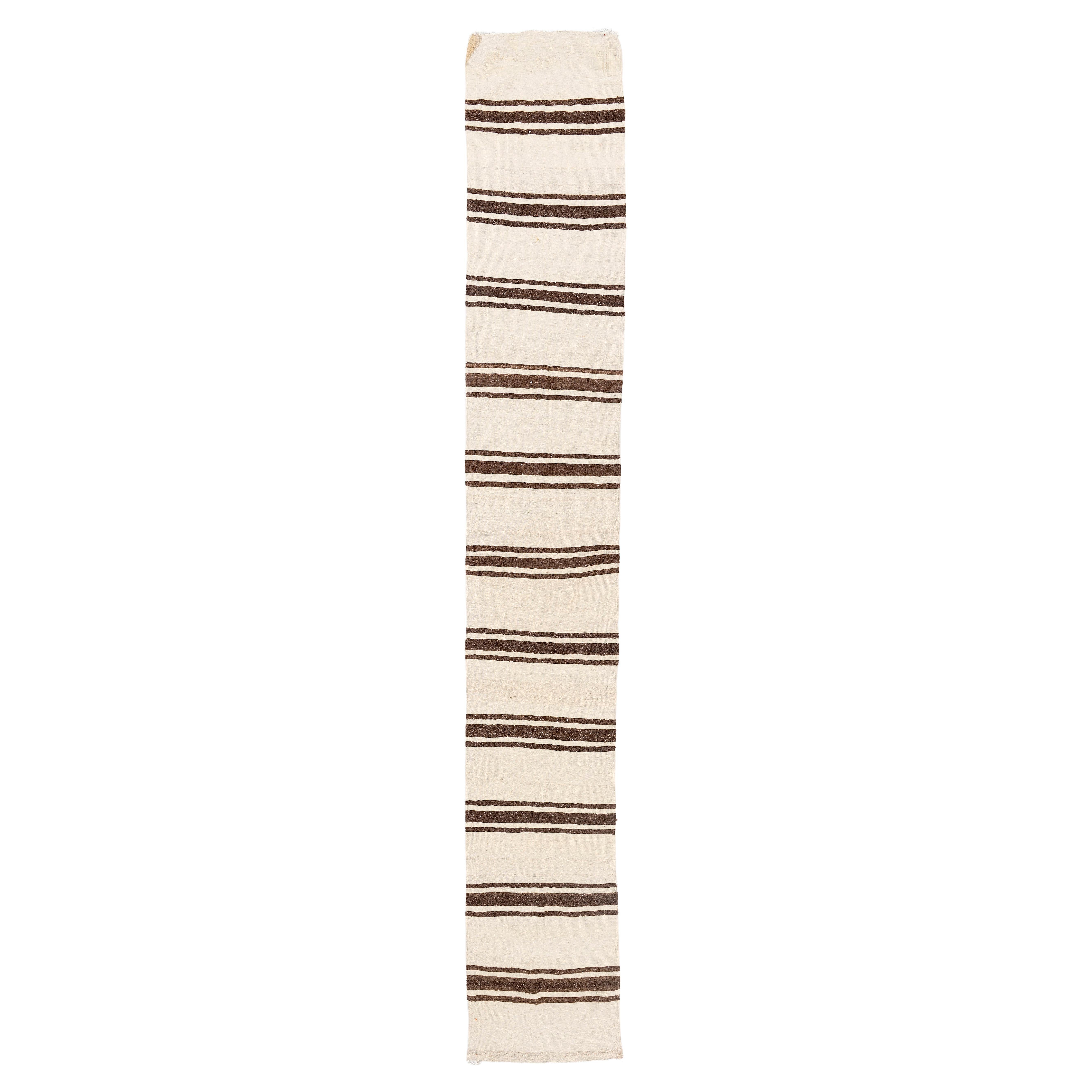 Tapis de couloir Kilim rayé vintage fait à la main en laine naturelle non teintée 2,4x15 Ft en vente
