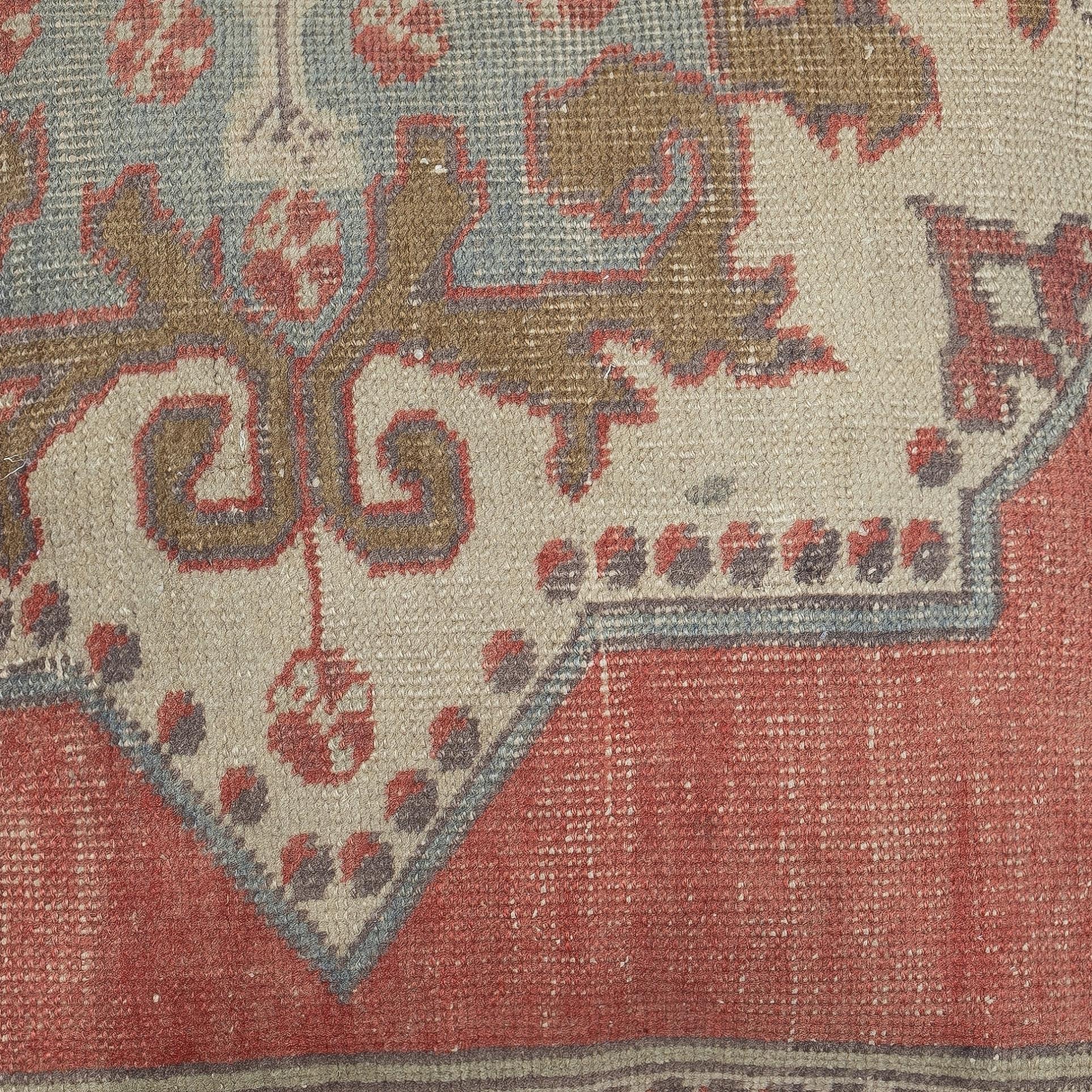 Aggiungi un tocco di storia e calore al tuo spazio con questo copricuscino vintage in lana turca fatto a mano. Realizzati con autentici tappeti turchi annodati a mano, ogni pezzo è unico nel suo genere e presenta motivi intricati e colori ricchi che