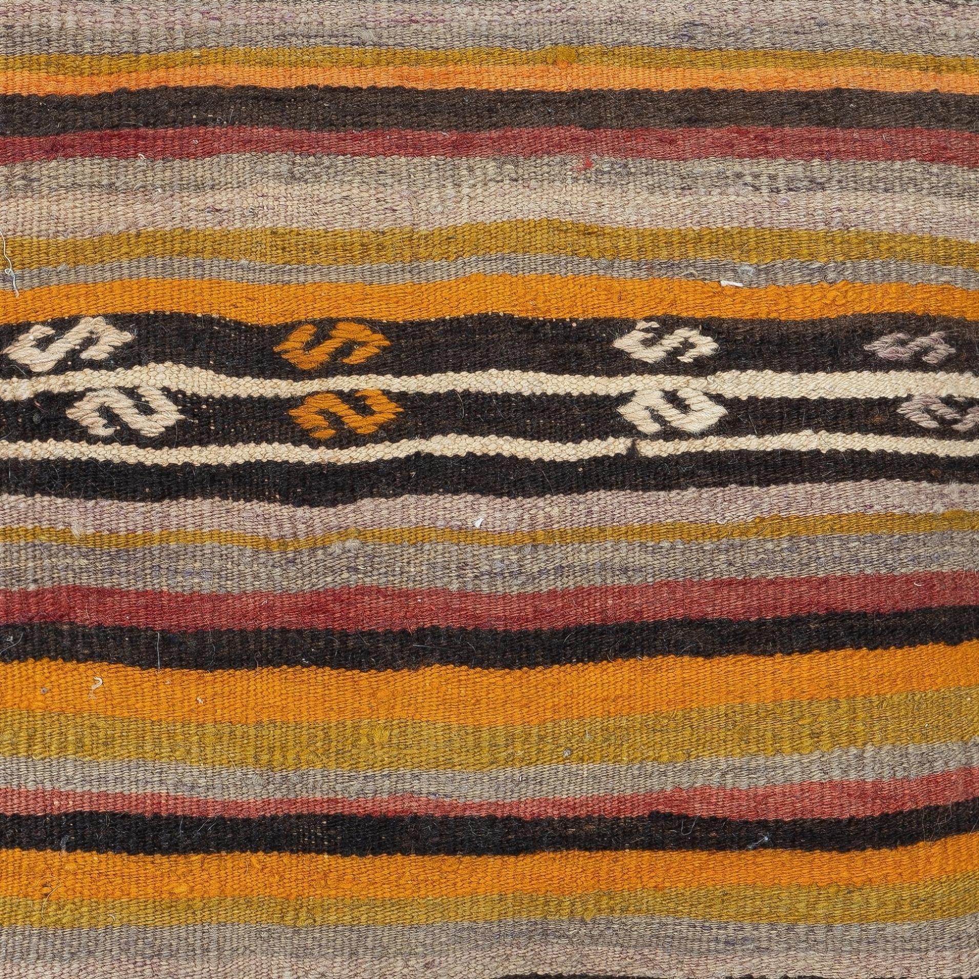 Aggiungi un tocco di storia e calore al tuo spazio con questo copricuscino kilim in lana turca vintage fatto a mano. Realizzati con autentici kilim turchi annodati a mano, ogni pezzo è unico nel suo genere e presenta motivi intricati e colori ricchi
