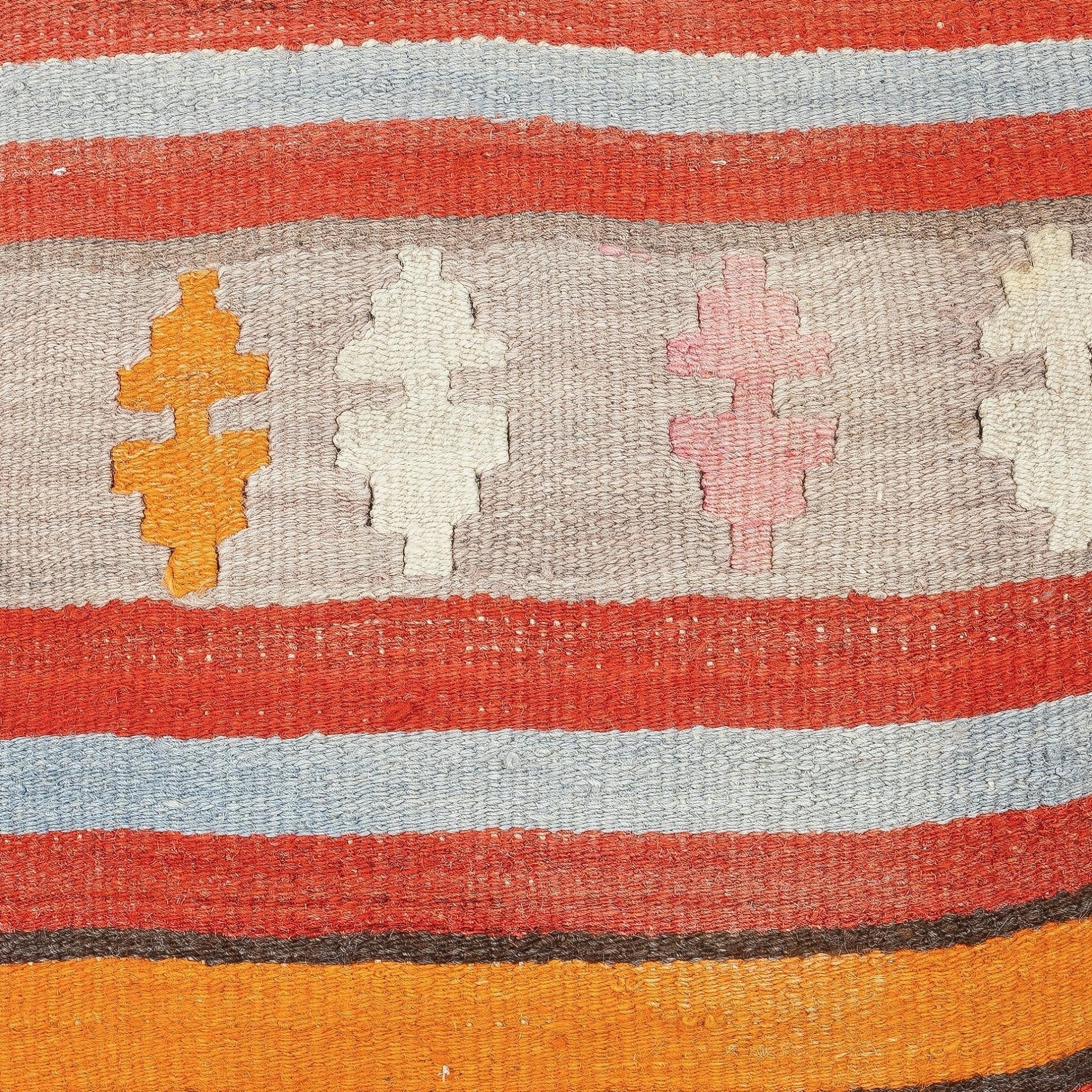 Aggiungi un tocco di storia e calore al tuo spazio con questo copricuscino kilim in lana turca vintage fatto a mano. Realizzati con autentici kilim turchi annodati a mano, ogni pezzo è unico nel suo genere e presenta motivi intricati e colori ricchi