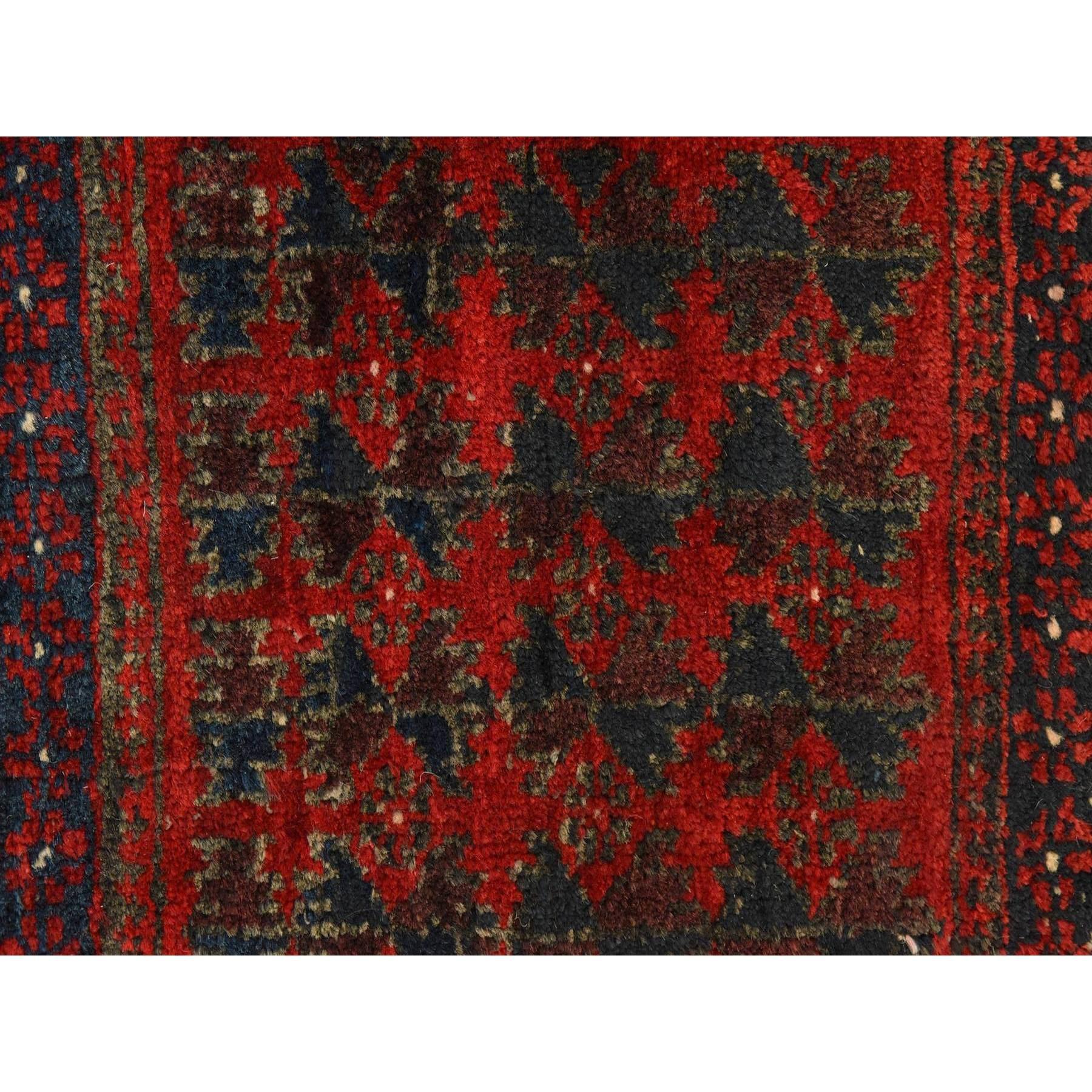 Scharlachrot, Vintage Persian Balouch Saddle Bag, Voller Flor, Sauber, Ausgezeichneter Zustand, 100% Wolle, Handgeknüpft, Quadratisch, Orientteppich
Primäre MATERIALIEN: Wolle
Latex: Kein Flor 
Höhe: 0,25 Zoll
Stil: Traditionell
Grundfarbe: