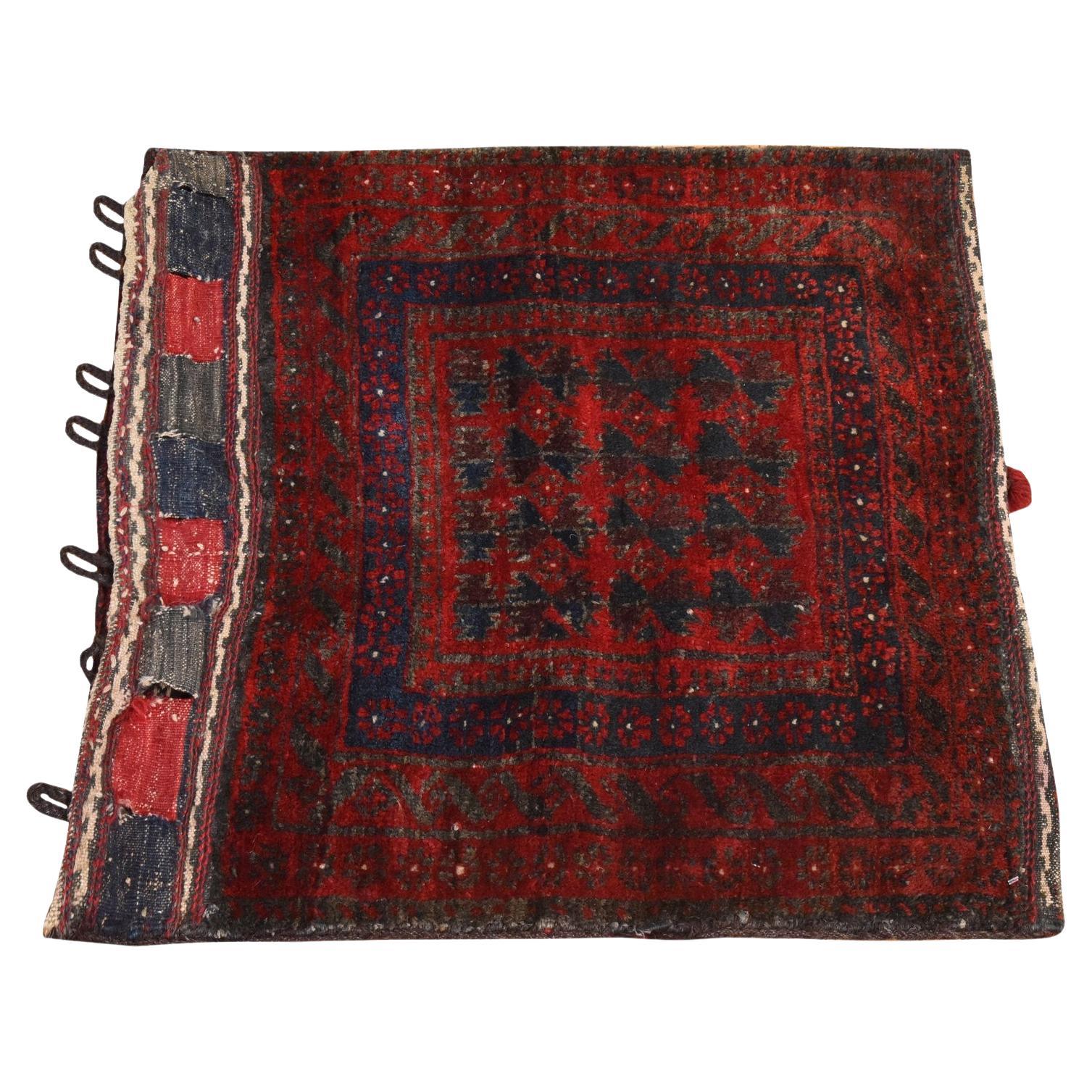 2'4"x2'4" Scarlet Red Vintage Persian Balouch Satteltasche Handgeknüpfter Wollteppich im Angebot