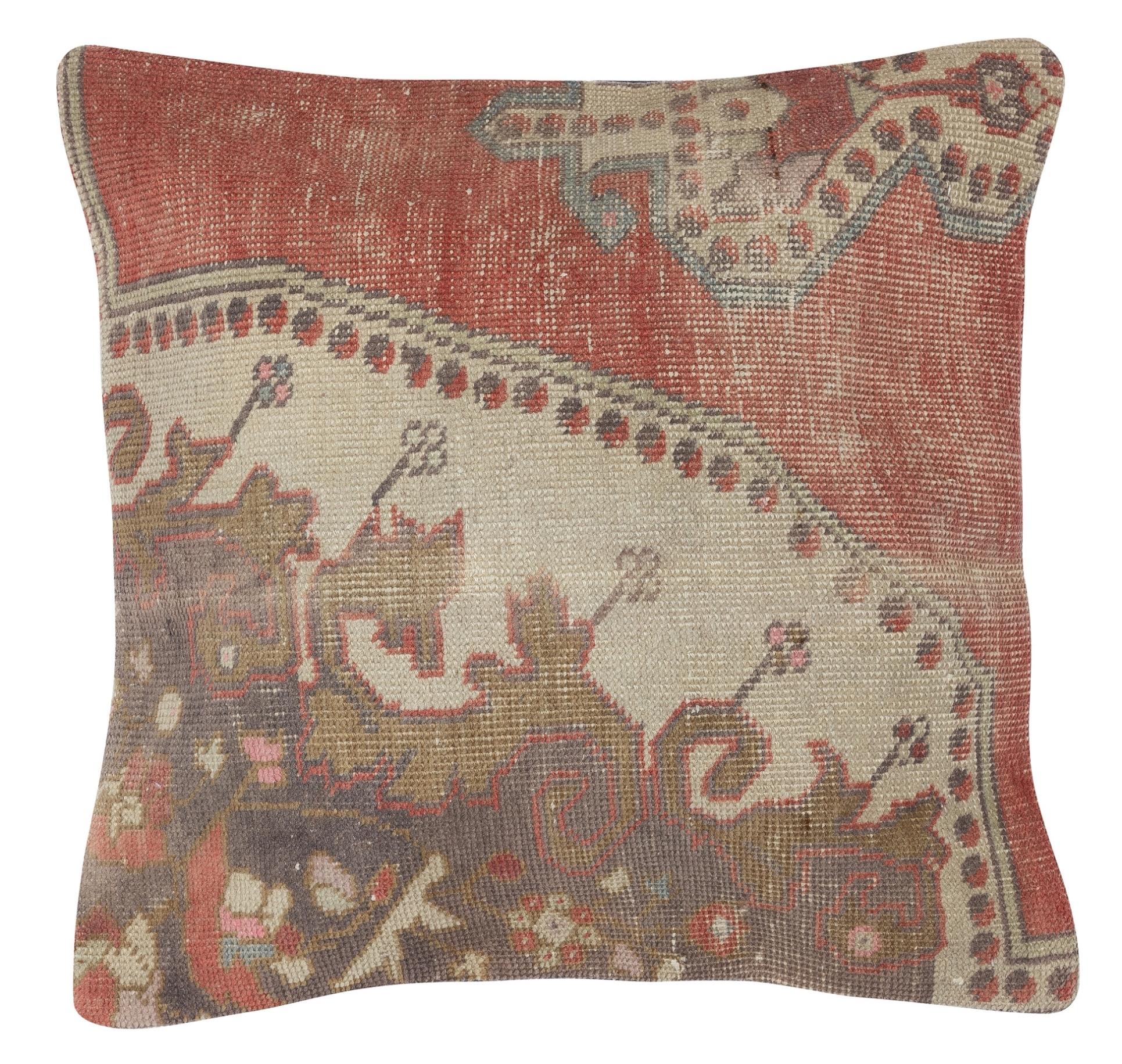 Apportez de l'histoire et de la chaleur dans votre maison avec cet ensemble de housses de coussin pour tapis en laine turque vintage fait à la main. Cette paire de housses de coussin est soigneusement fabriquée à partir d'authentiques tapis turcs