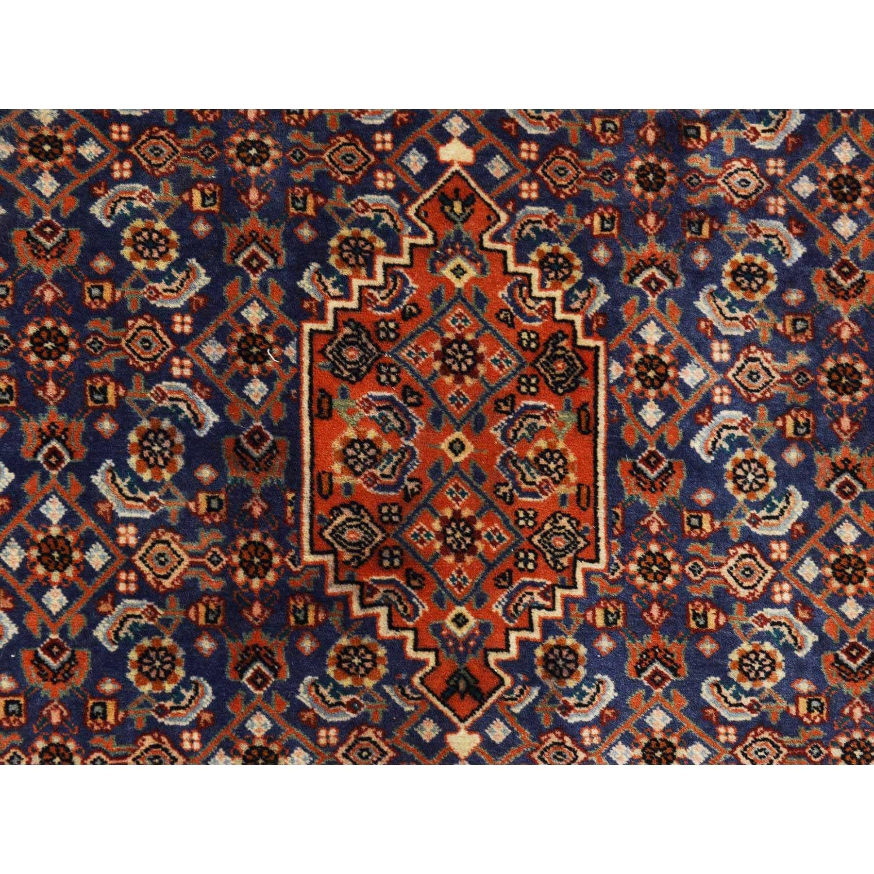 Yale Blau, Vintage Persisch Bidjar, 100% Wolle, Handgeknüpft, Ausgezeichneter Zustand, 300 KPSI, Matt, Quadratisch, Orientteppich
Primäre MATERIALIEN: Wolle
Latex: Kein Flor 
Höhe: 0,25 Zoll
Stil: Traditionell
Grundfarbe: Blau
Sekundäre Farben: